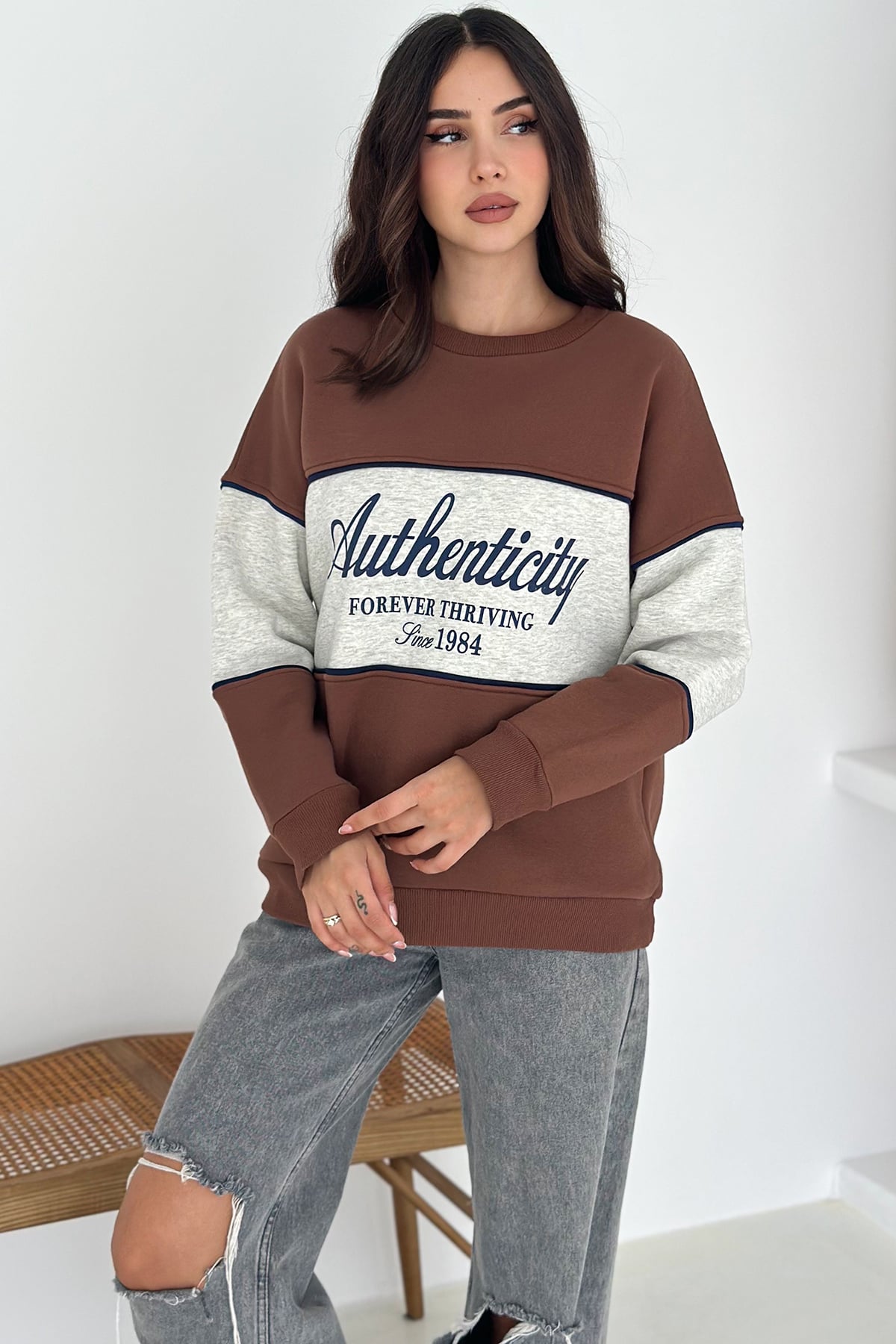 “Authenticity” Baskılı Renk Bloklu Sweatshirt – Sokak Ruhunu Yansıt