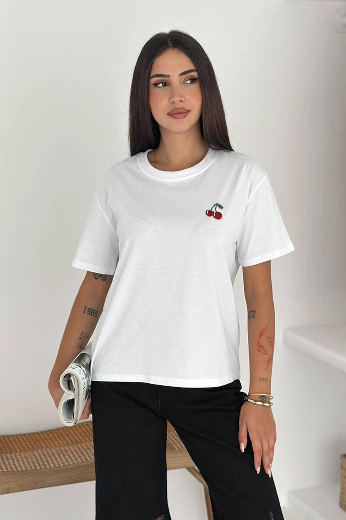 Kadın Kiraz Nakışlı Basic Tişört – Sade & Eğlenceli Stil