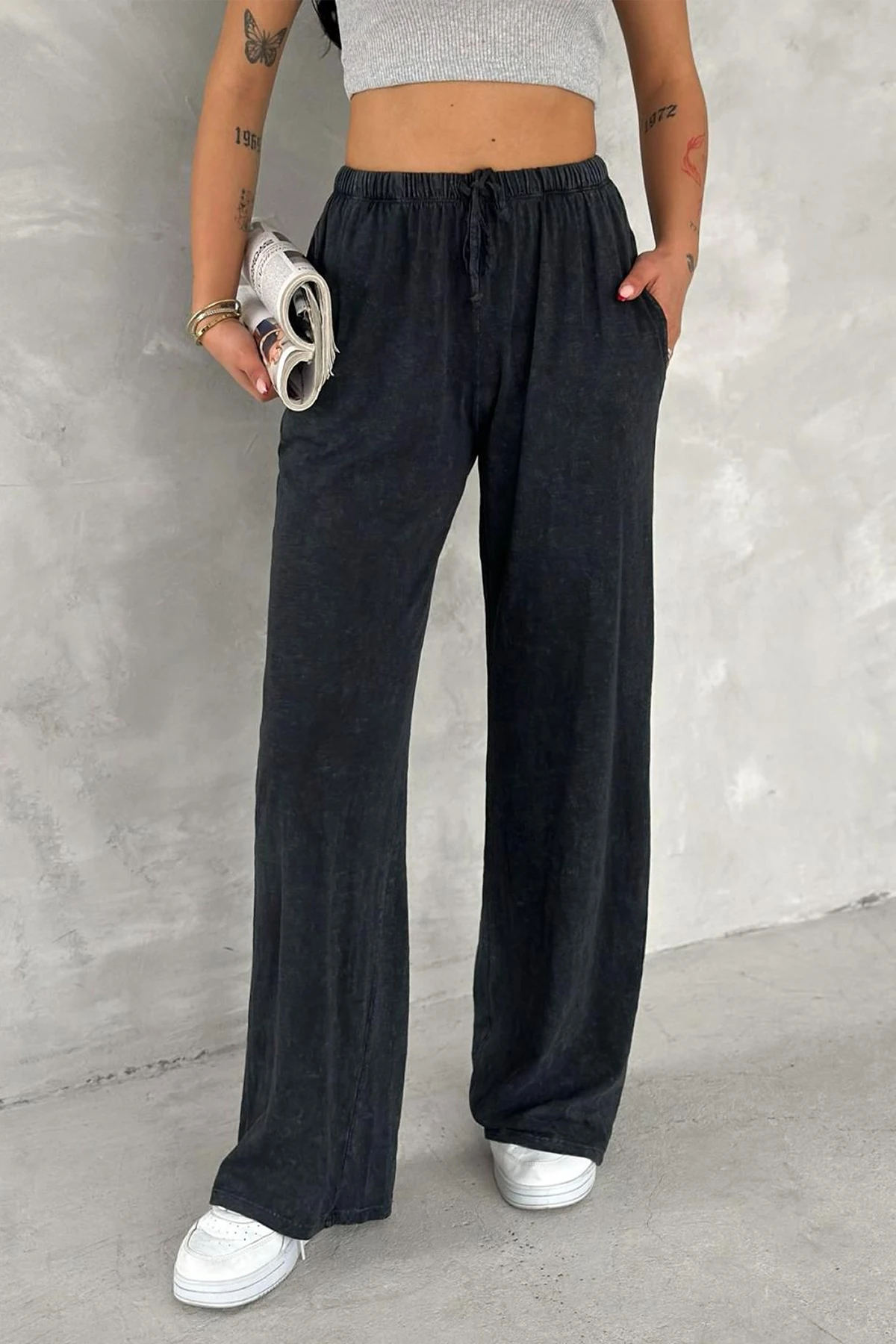 Kadın Siyah Bağcıklı Rahat Pantolon – Günlük Sokak Stili