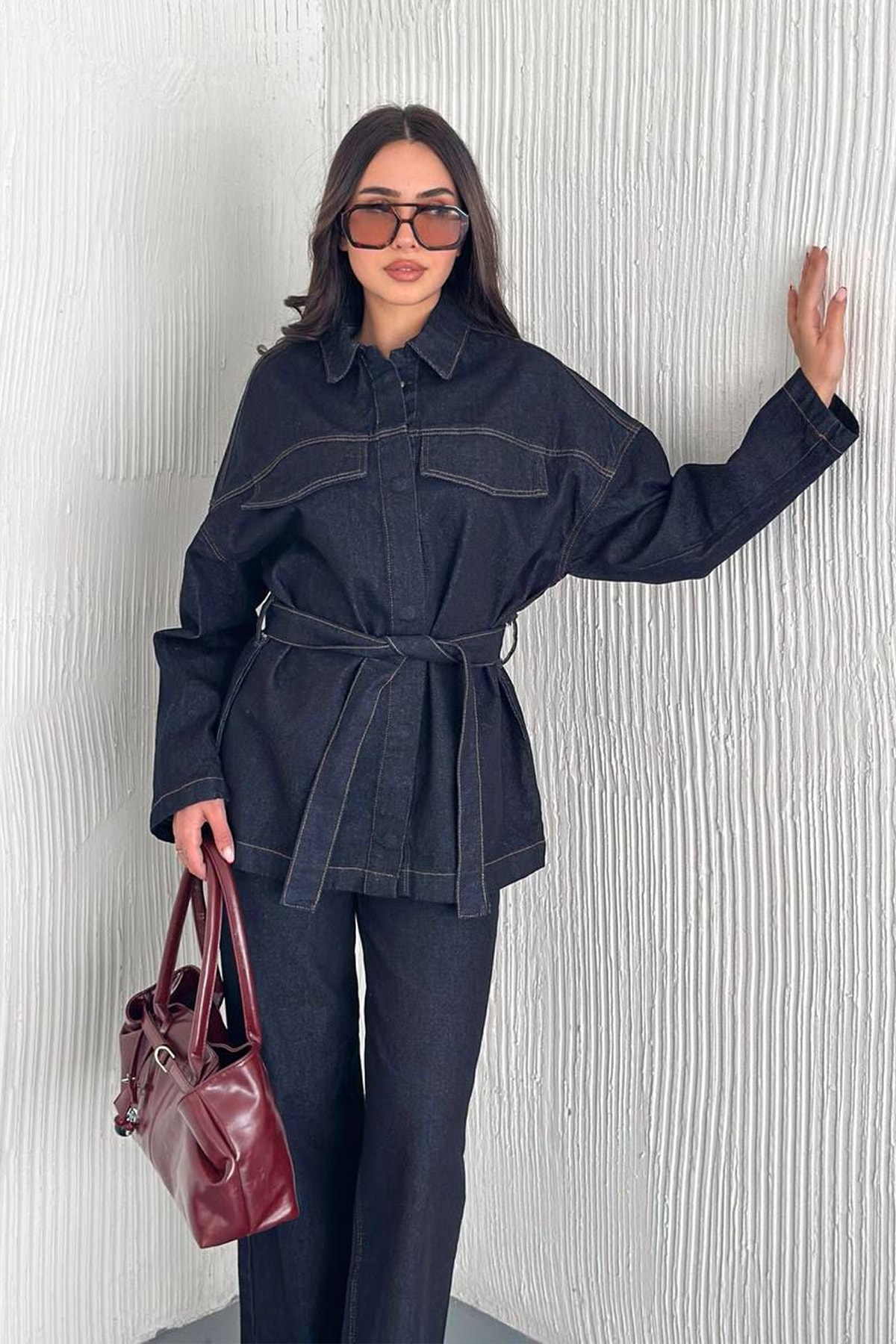 Kadın Kuşaklı Denim Pantolon & Ceket Takımı – Modern & Güçlü Siluet