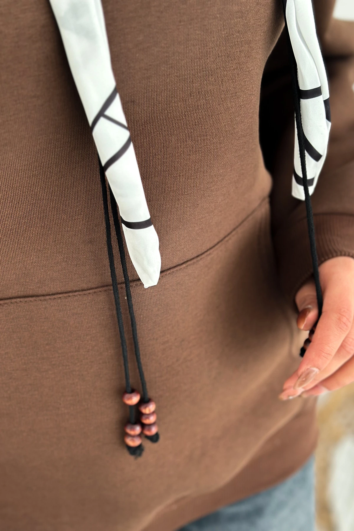 Kadın Fular Detaylı Kapüşonlu Sweatshirt – Casual Charm