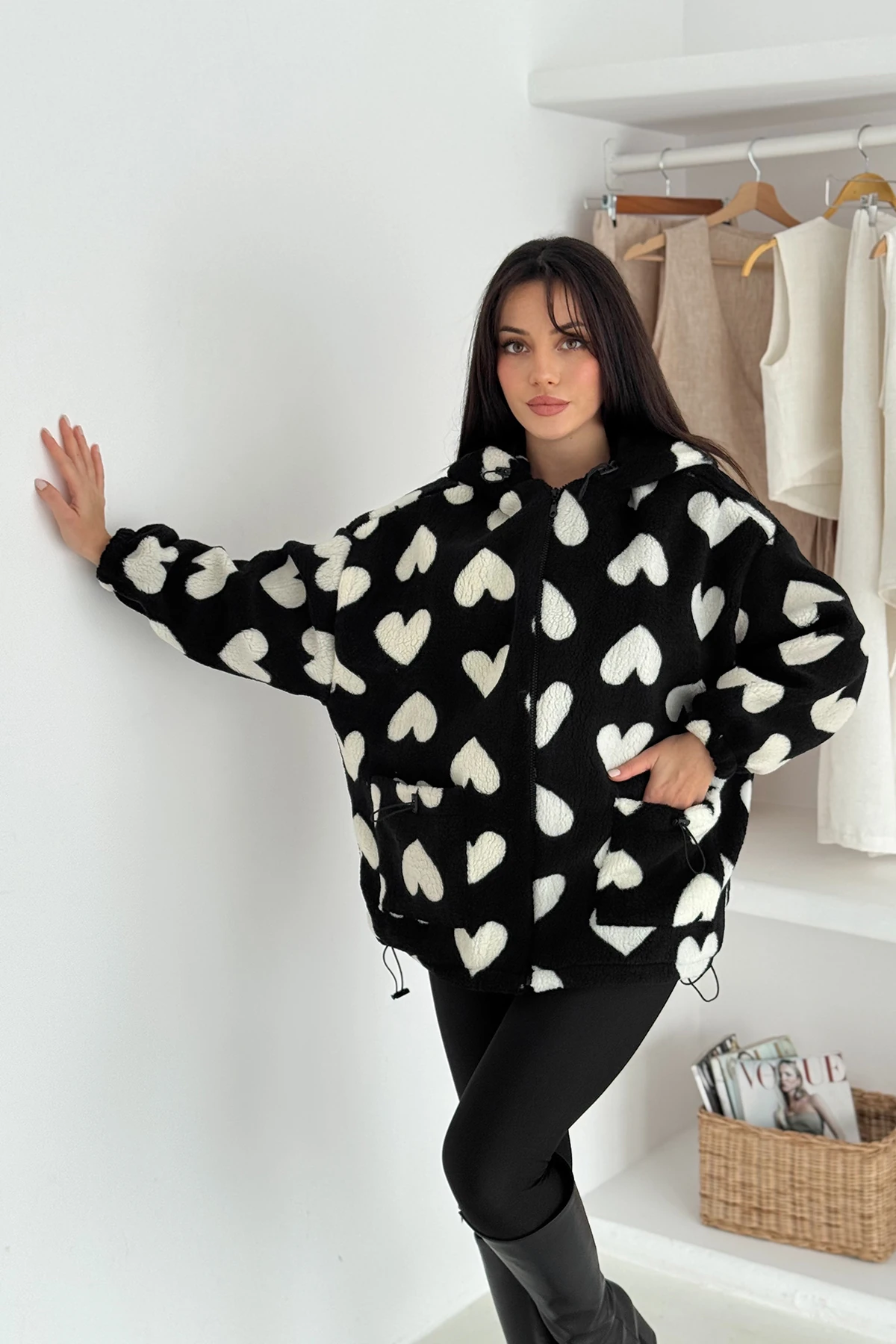 Kadın Oversize Kalp Desenli Polar Mont – Sıcak & İddialı Stil