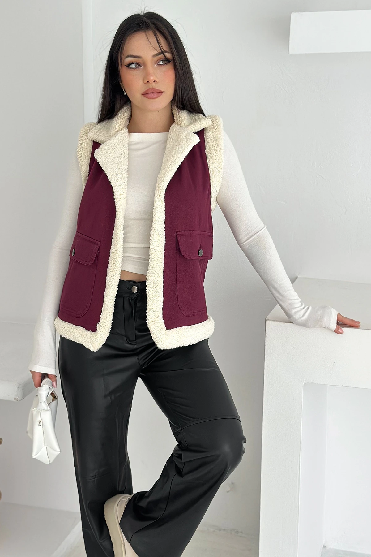 Kadın Peluş Kenarlı Cepli Yelek – Kontrastlı & Kışlık Stil