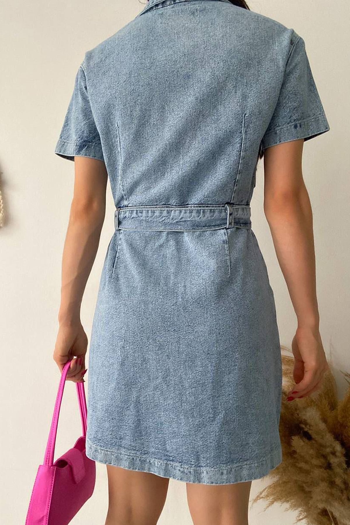 Kadın Kemerli Düğmeli Denim Elbise – Şehirli & Vücuda Oturan Stil