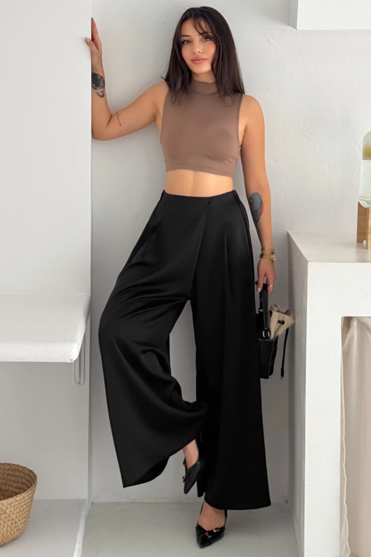 Kadın Pileli Bol Paça Saten Kumaş Pantolon – Güçlü & Zamansız Stil