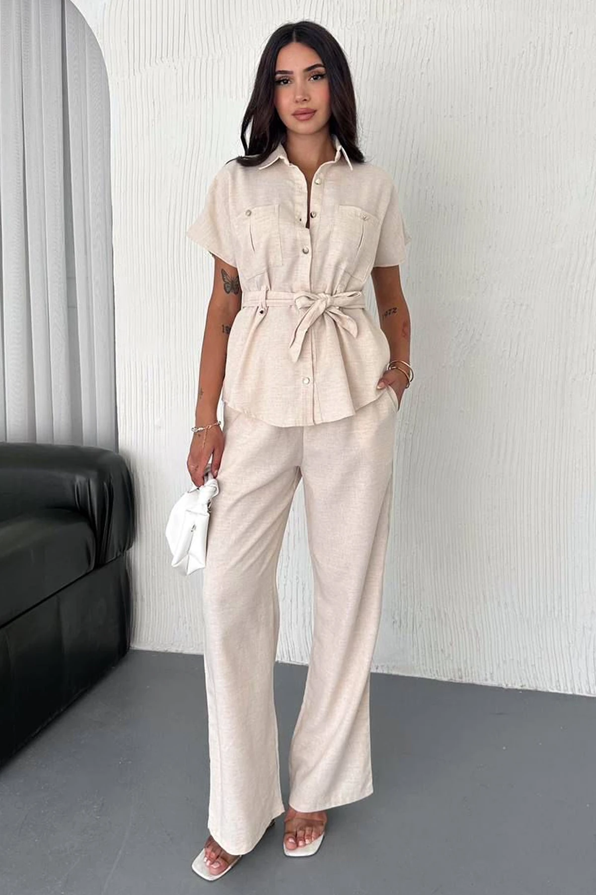 Kadın Kuşaklı Kısa Kollu Takım – Zamansız & Dingin Stil