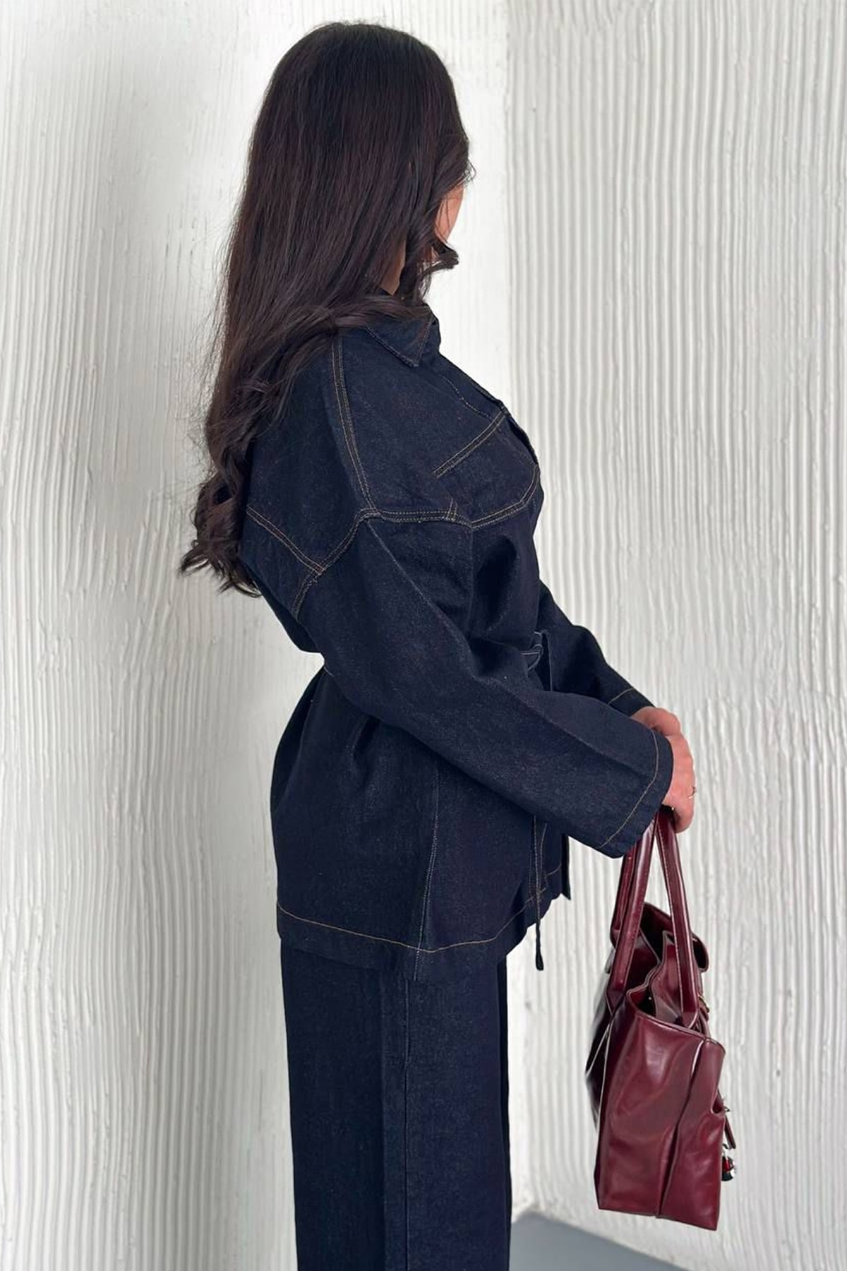 Kadın Kuşaklı Denim Pantolon & Ceket Takımı – Modern & Güçlü Siluet