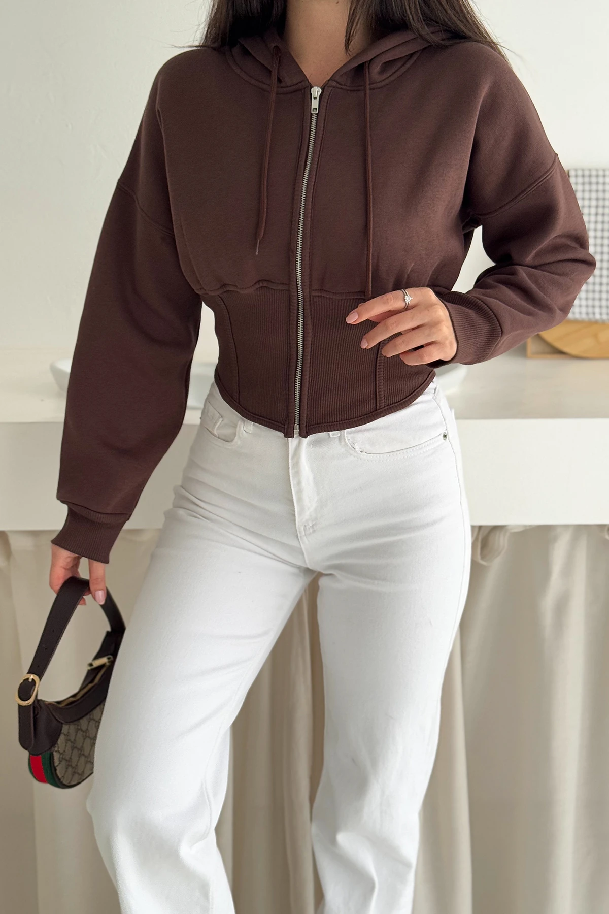 Kadın Siyah Fermuarlı Hoodie – Minimal Sokak Ruhuyla