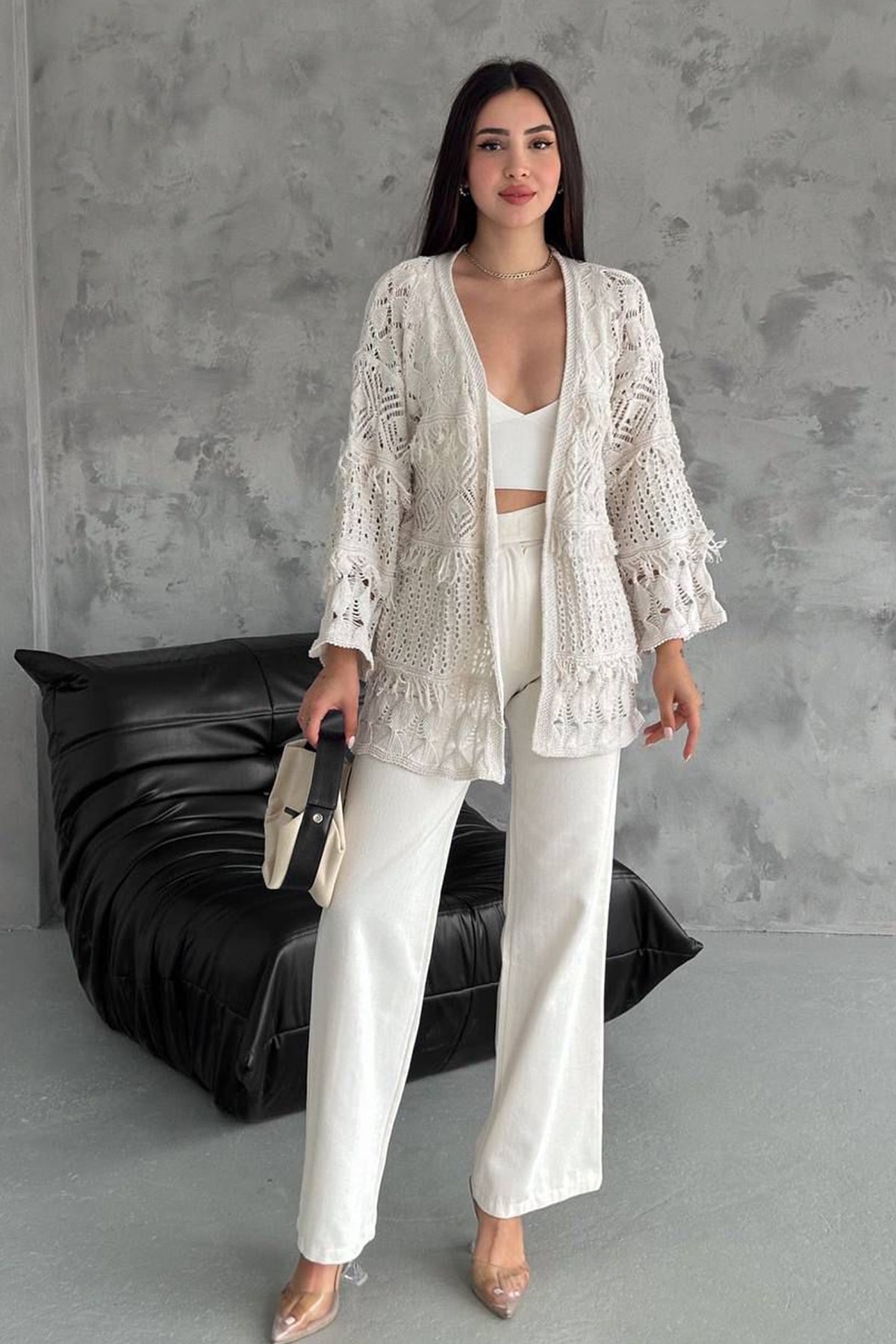 Kadın Desenli Açık Örgü Hırka – Romantik & Modern Stil