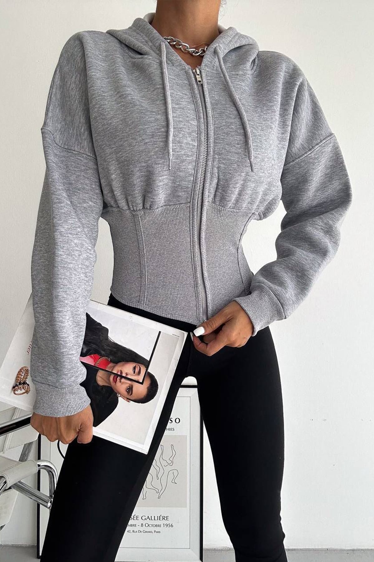 Kadın Siyah Fermuarlı Hoodie – Minimal Sokak Ruhuyla