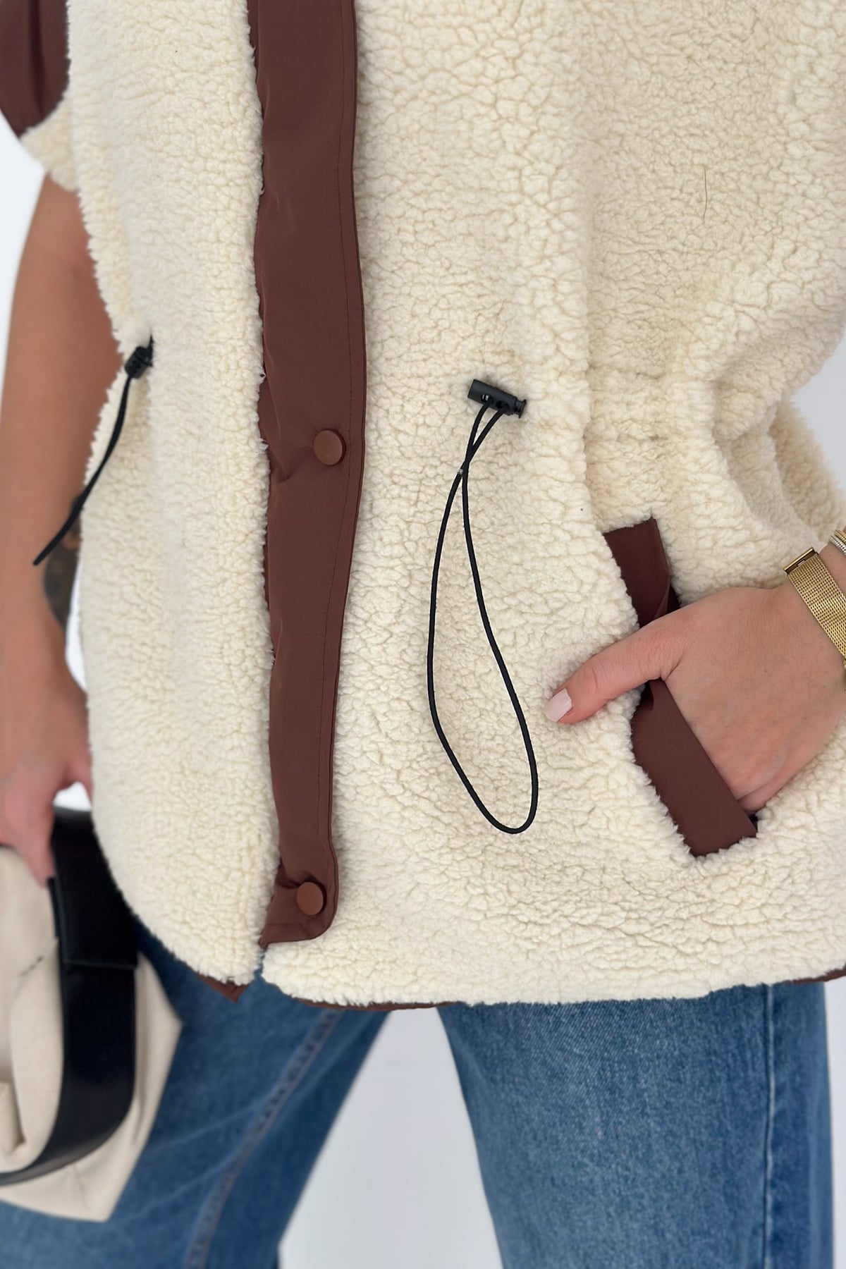 Kısa Kollu Kontrast Detaylı Astarlı Peluş Yelek – Sıcak & Stil Sahibi