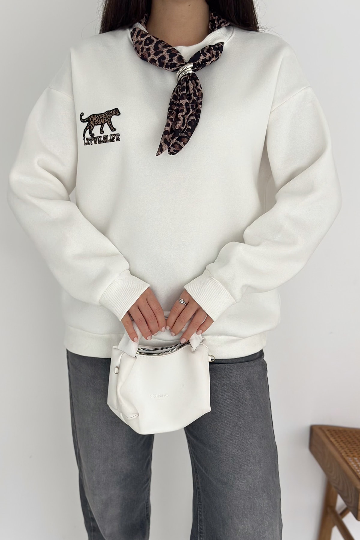 Kadın Nakış Detaylı Sweatshirt – Grafik & Şehirli Stil
