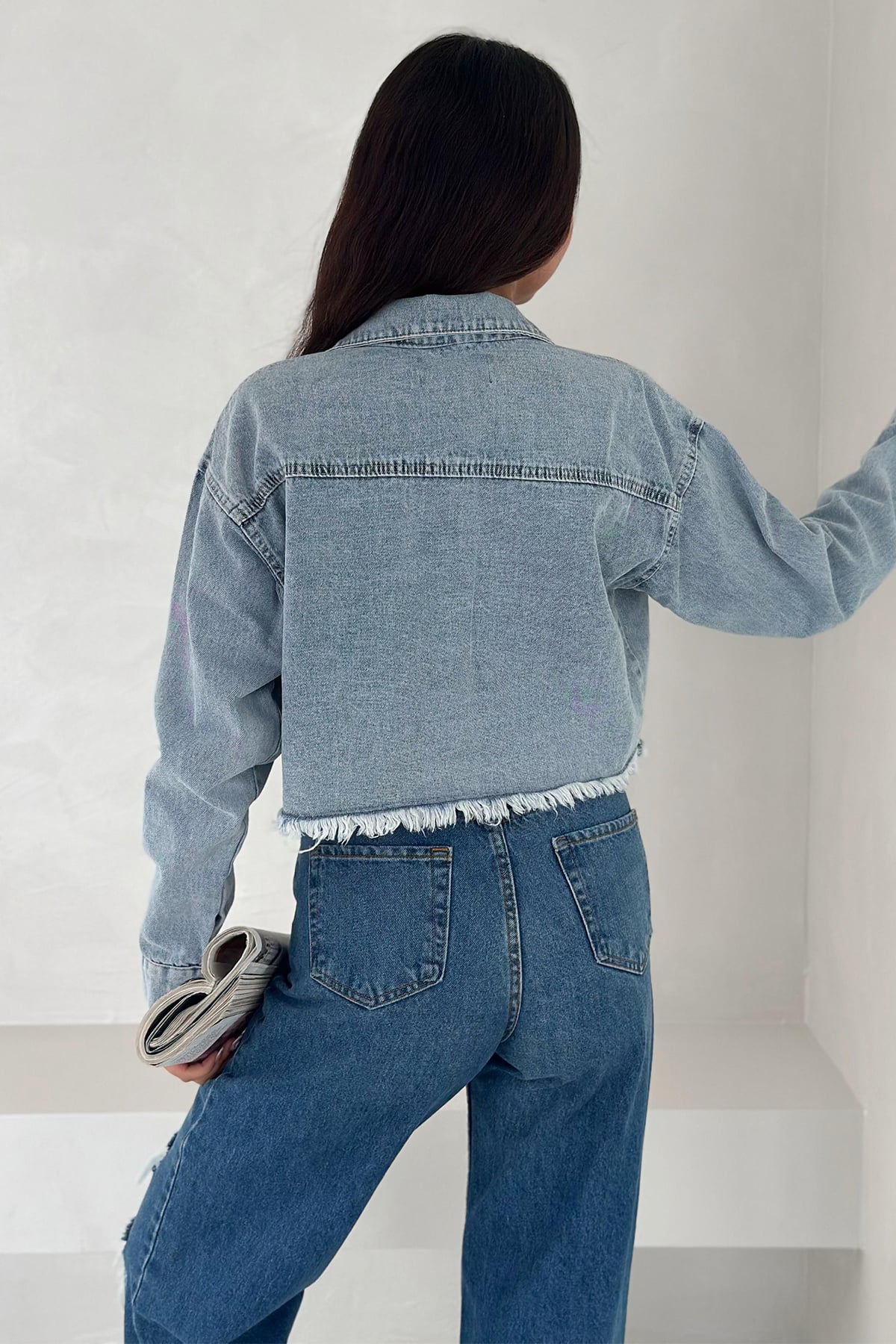 Kadın Siyah Kısa Denim Ceket – Fray Detaylı Sokak Şıklığı