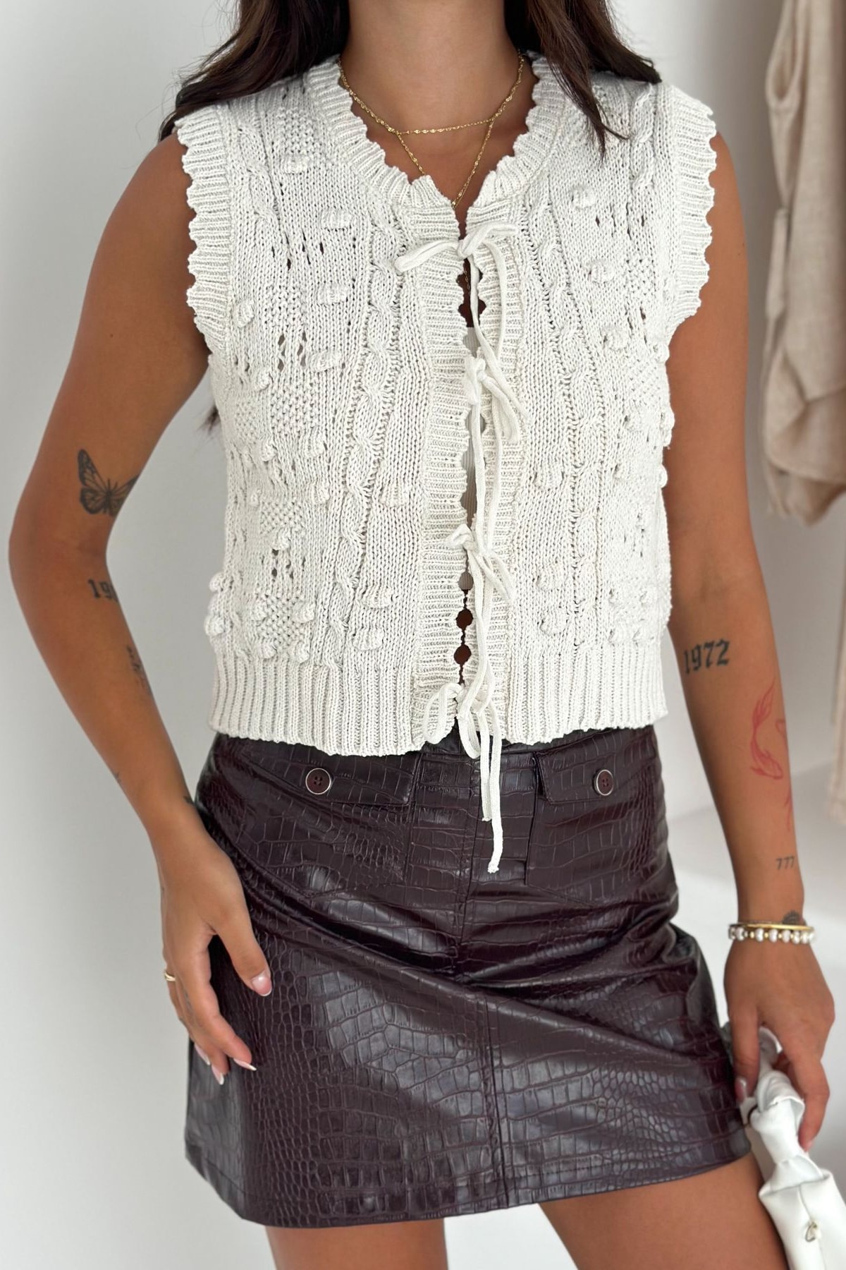 Kadın Ponponlu Bağlamalı Triko Süveter – Dokulu & Romantik Stil