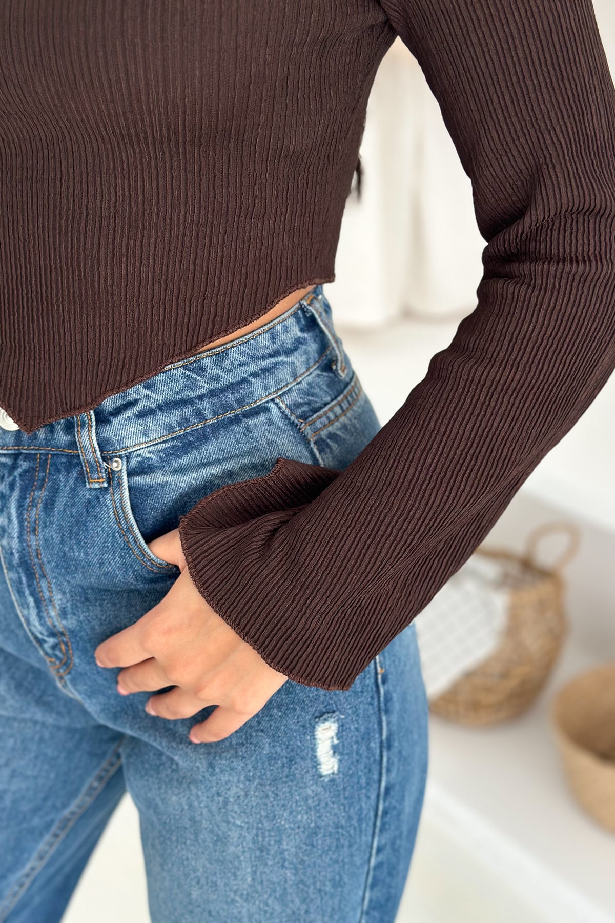 İspanyol Kol Ribanalı Sivri Etek Uçlu Crop Bluz – Modern & Vücuda Oturan Stil