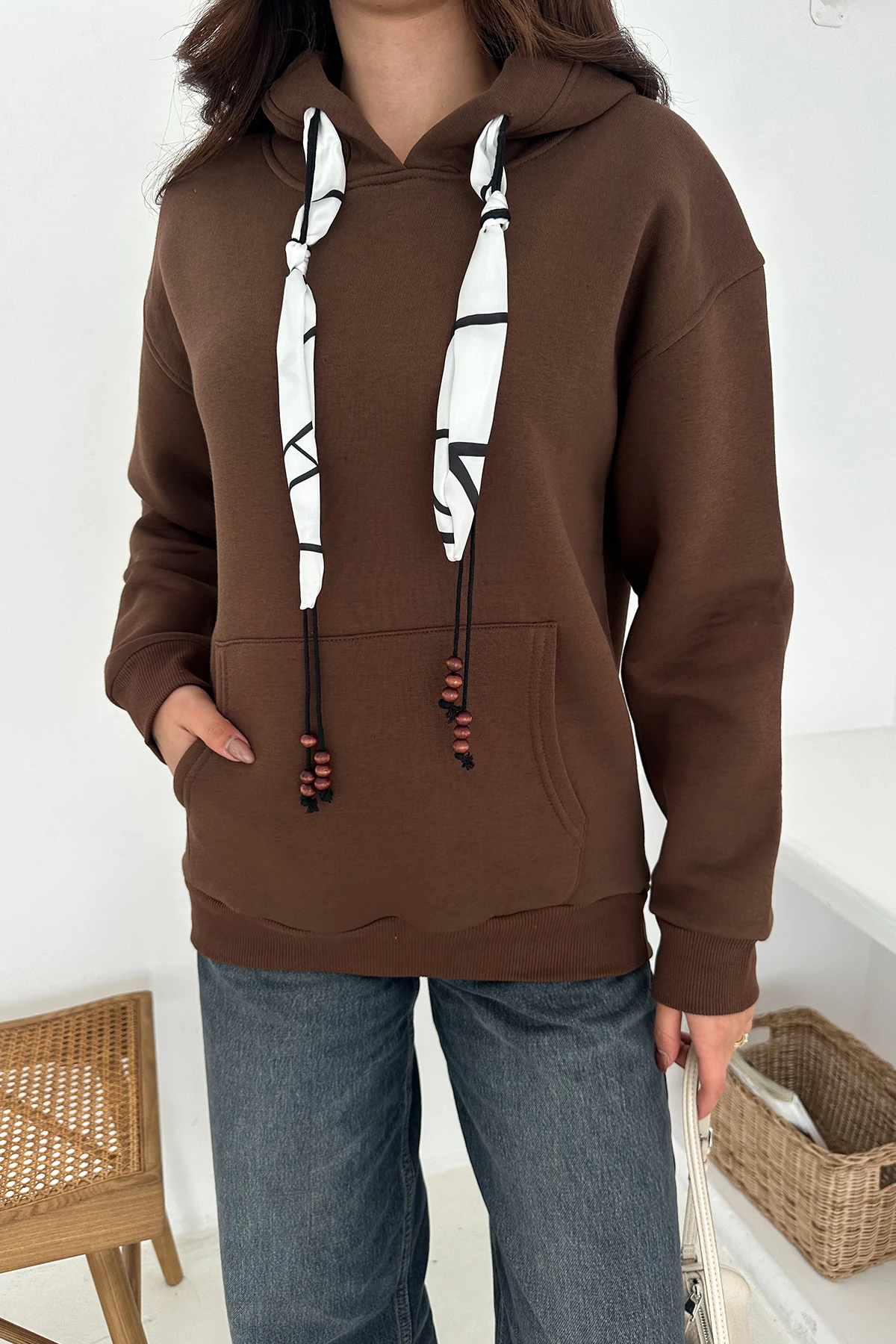 Kadın Fular Detaylı Kapüşonlu Sweatshirt – Casual Charm