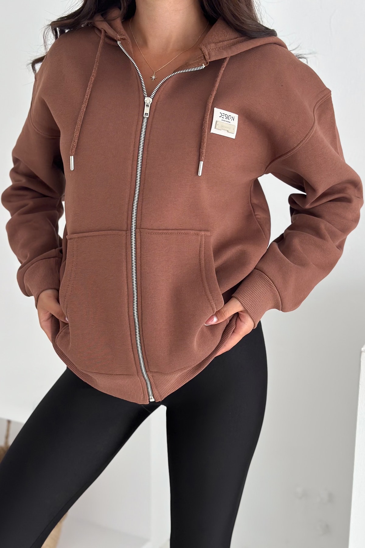 Fermuarlı Kapüşonlu Sweatshirt – “DESIGN” Etiketli
