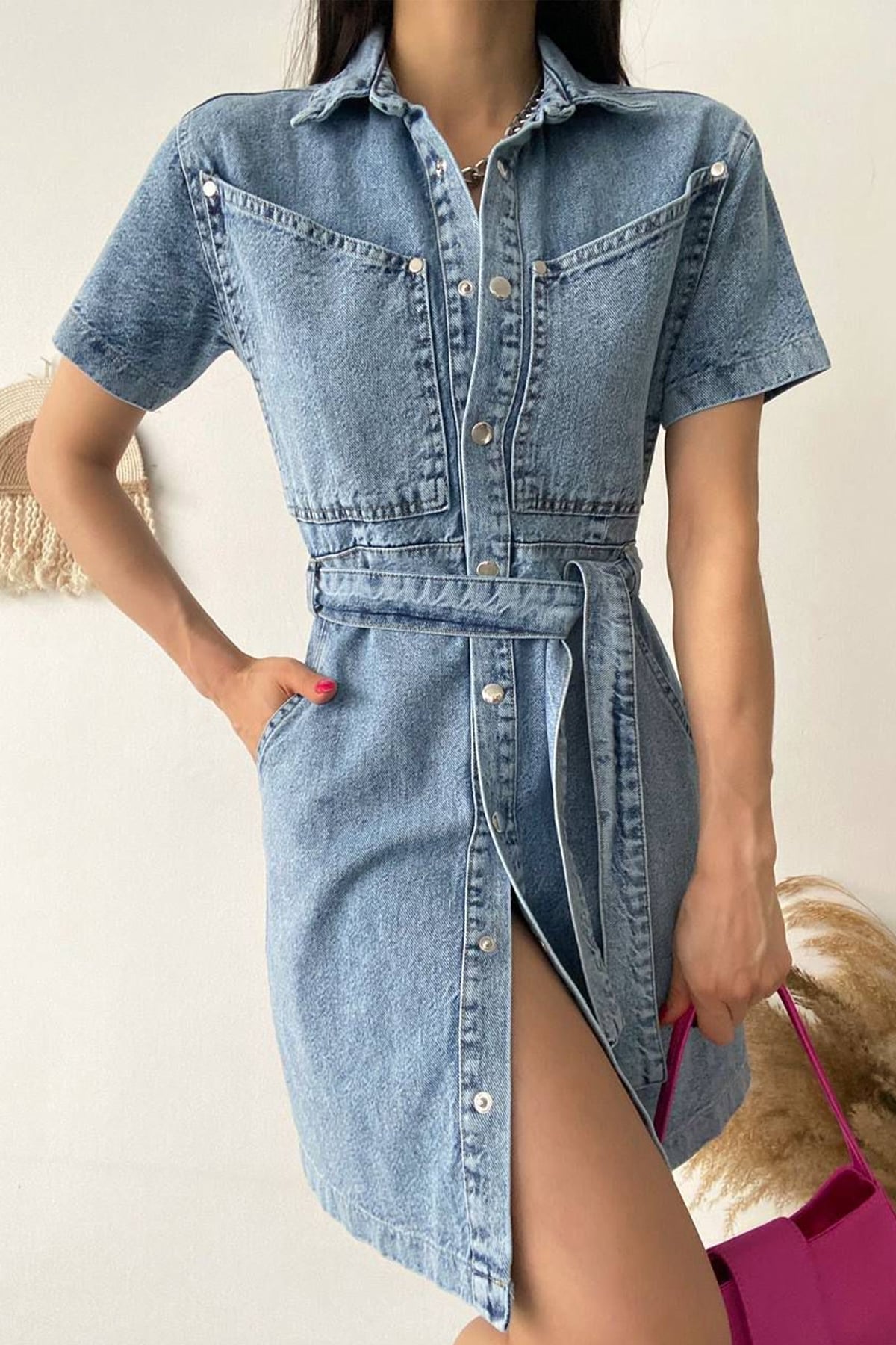 Kadın Kemerli Düğmeli Denim Elbise – Şehirli & Vücuda Oturan Stil