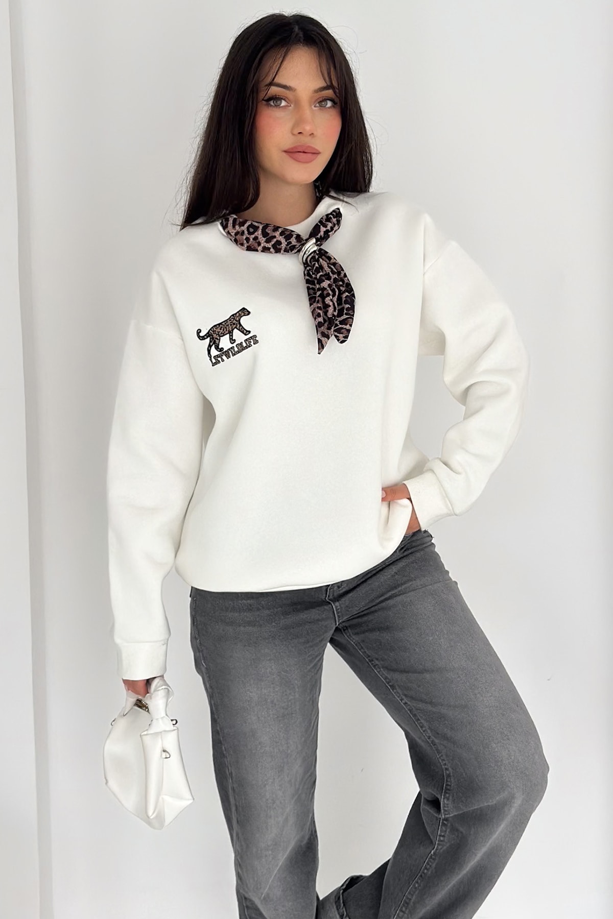 Kadın Nakış Detaylı Sweatshirt – Grafik & Şehirli Stil