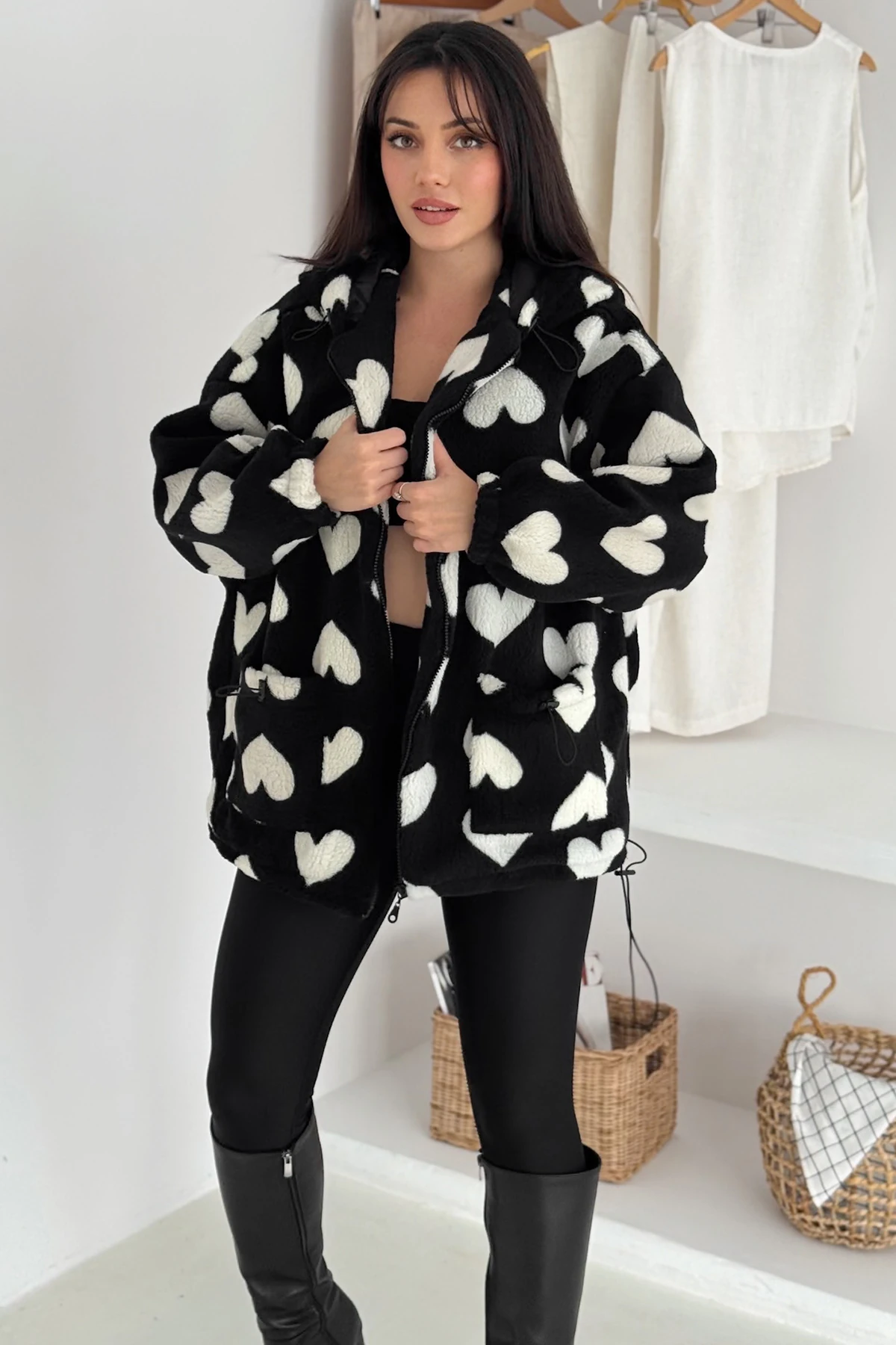 Kadın Oversize Kalp Desenli Polar Mont – Sıcak & İddialı Stil