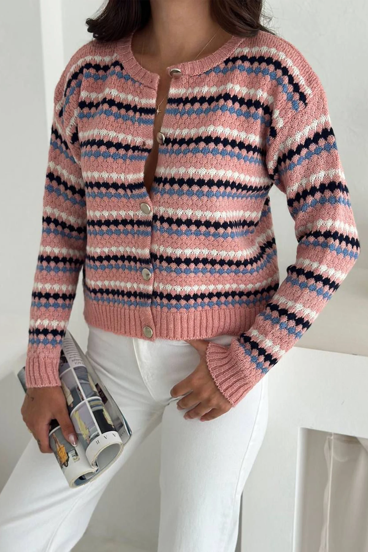 Kadın Geometrik Desenli Düğmeli Triko Hırka – Canlı & Şehirli Stil