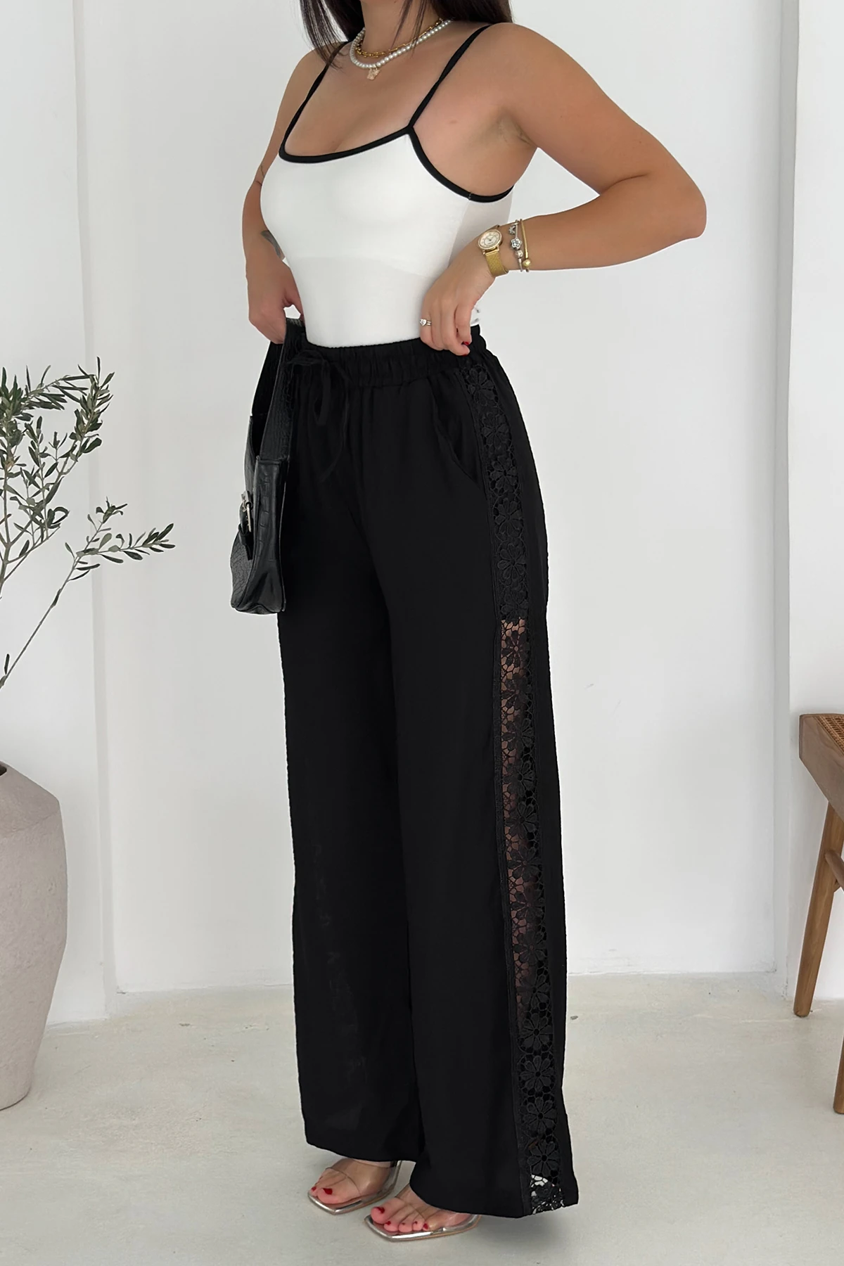 Kadın Yanları Dantel Astarlı Şortlu Pantolon – Hafif & Feminen Stil