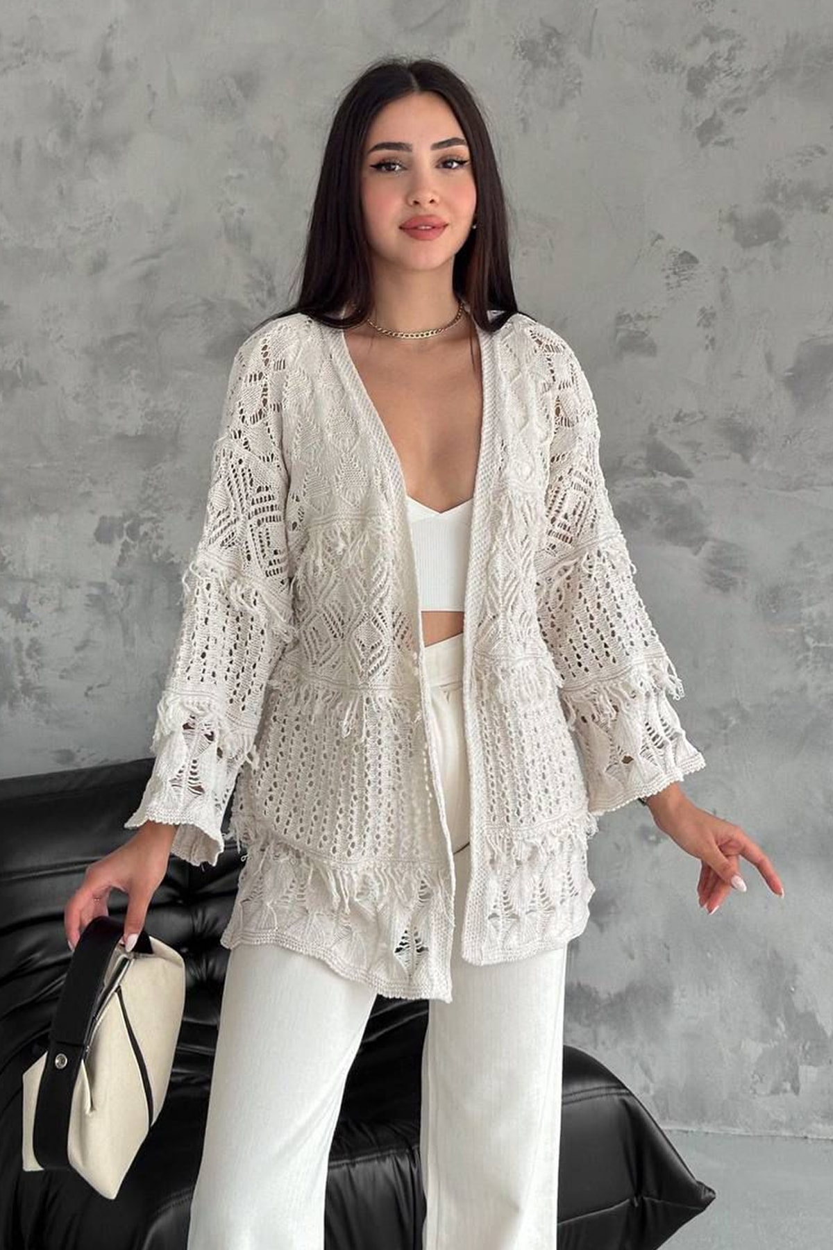 Kadın Desenli Açık Örgü Hırka – Romantik & Modern Stil