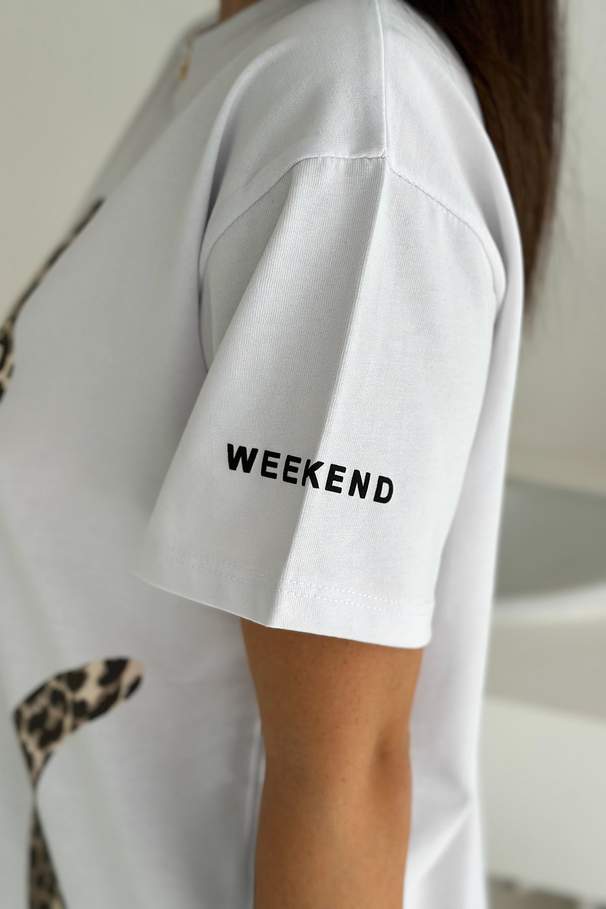 Kadın Leopar Baskılı Oversize Tişört – WEEKEND Detaylı & Rahat Kesim