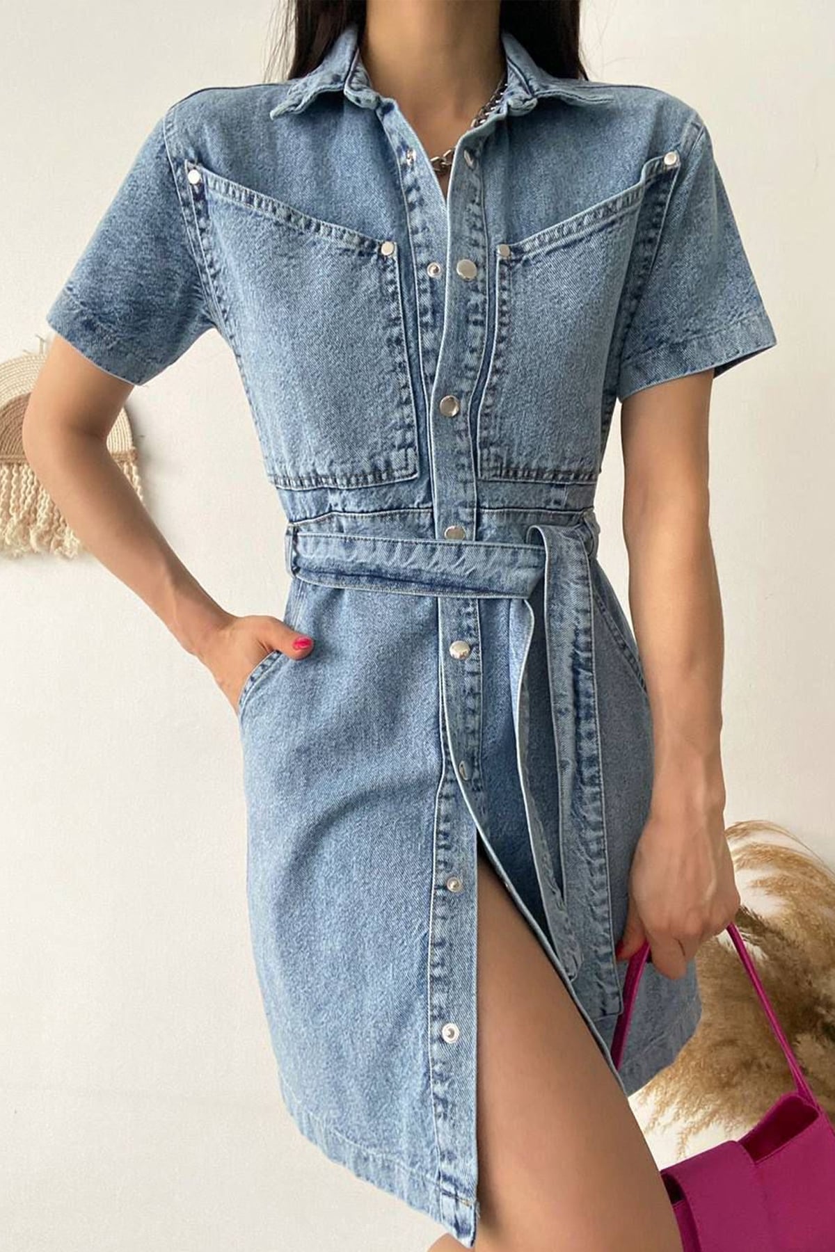 Kadın Kemerli Düğmeli Denim Elbise – Şehirli & Vücuda Oturan Stil