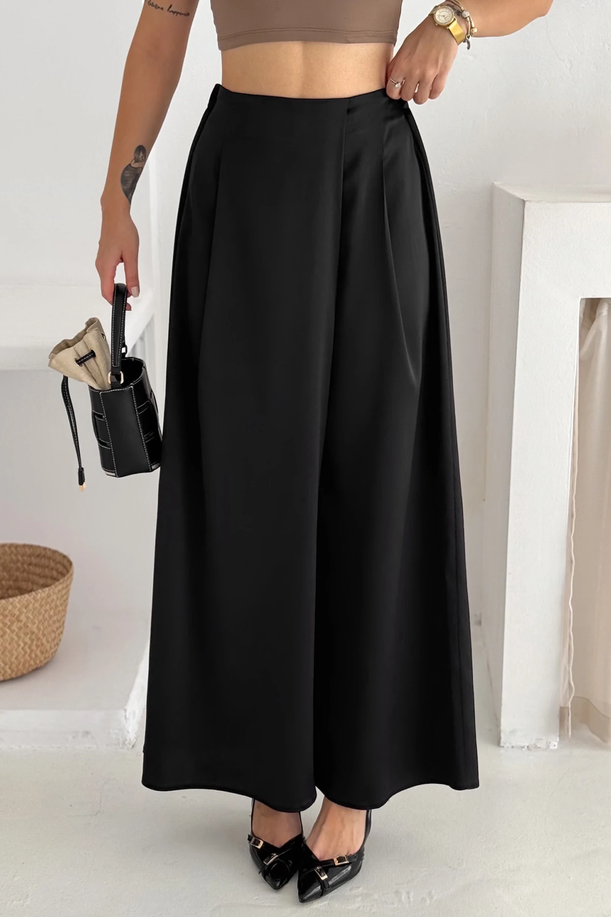 Kadın Pileli Bol Paça Saten Kumaş Pantolon – Güçlü & Zamansız Stil