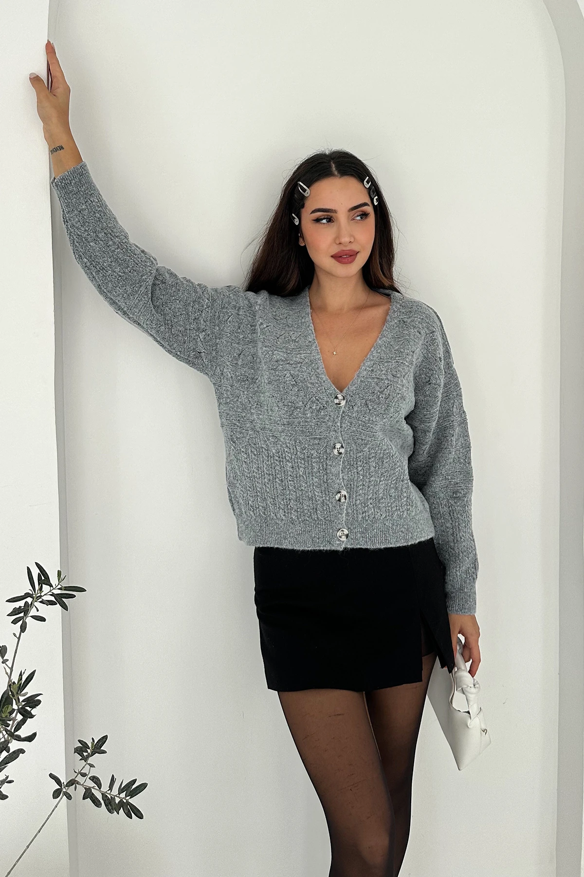 Kadın V Yaka Düğmeli Triko Hırka – Textured Grace