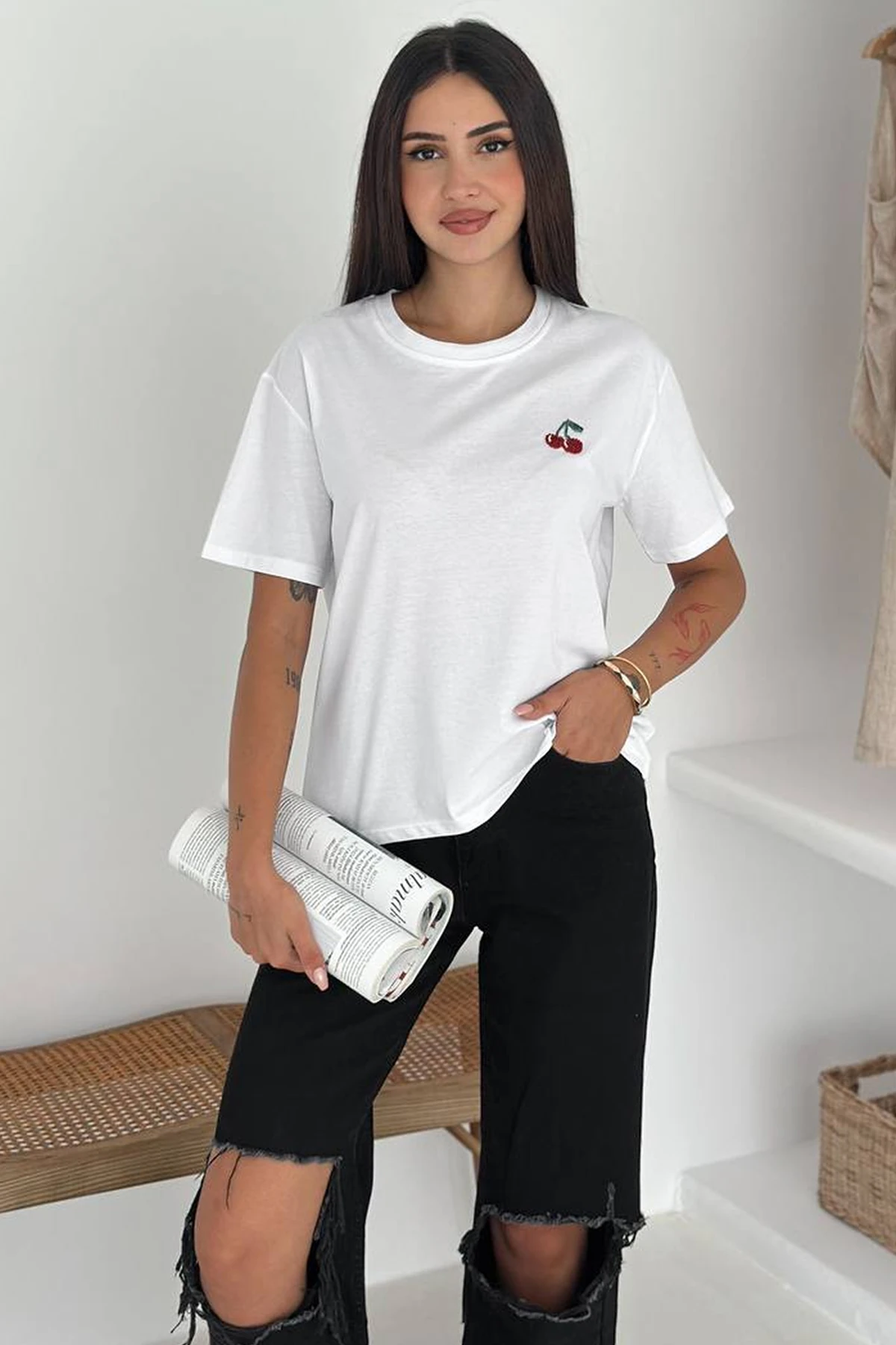Kadın Kiraz Nakışlı Basic Tişört – Sade & Eğlenceli Stil