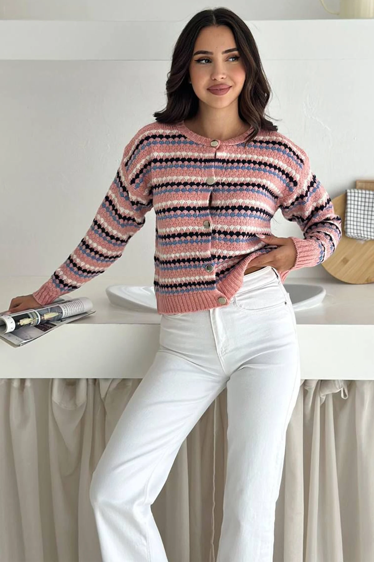 Kadın Geometrik Desenli Düğmeli Triko Hırka – Canlı & Şehirli Stil