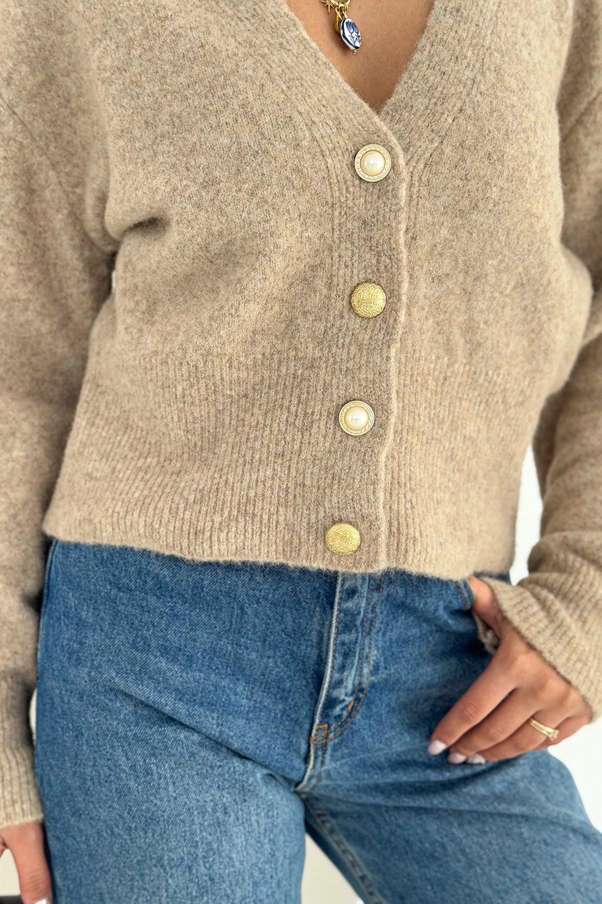 Kadın Düğmeli V Yaka Triko Hırka – Klasik & Şehirli Stil