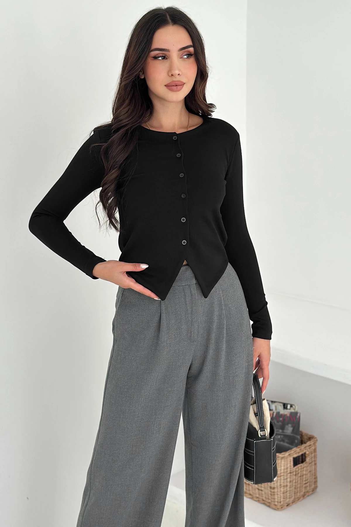 Kadın Sivri Etek Uçlu Düğmeli Bluz – Modern & Şehirli Stil