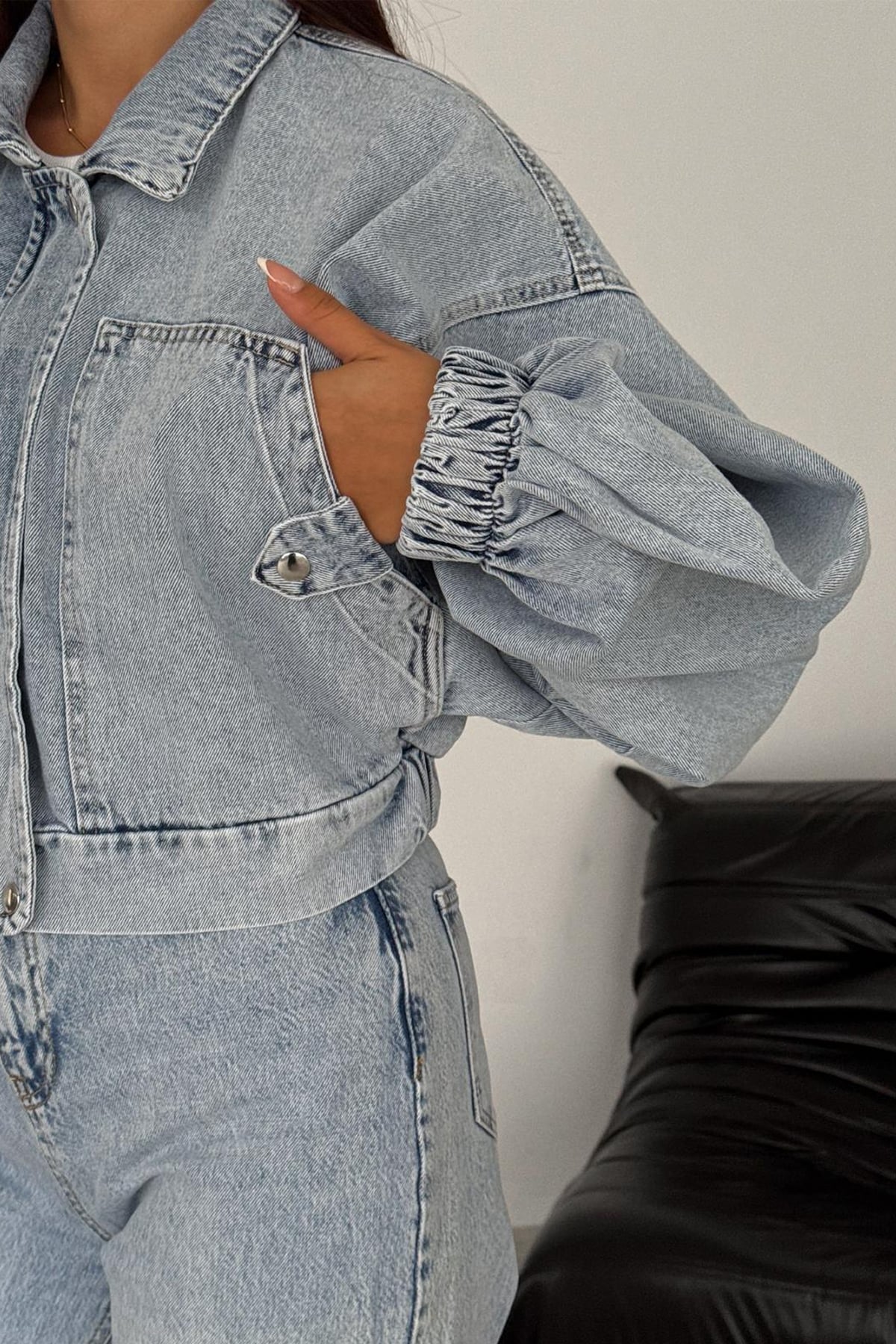 Kadın Açık Mavi Kısa Denim Ceket – Elastik Manşetli Crop Model