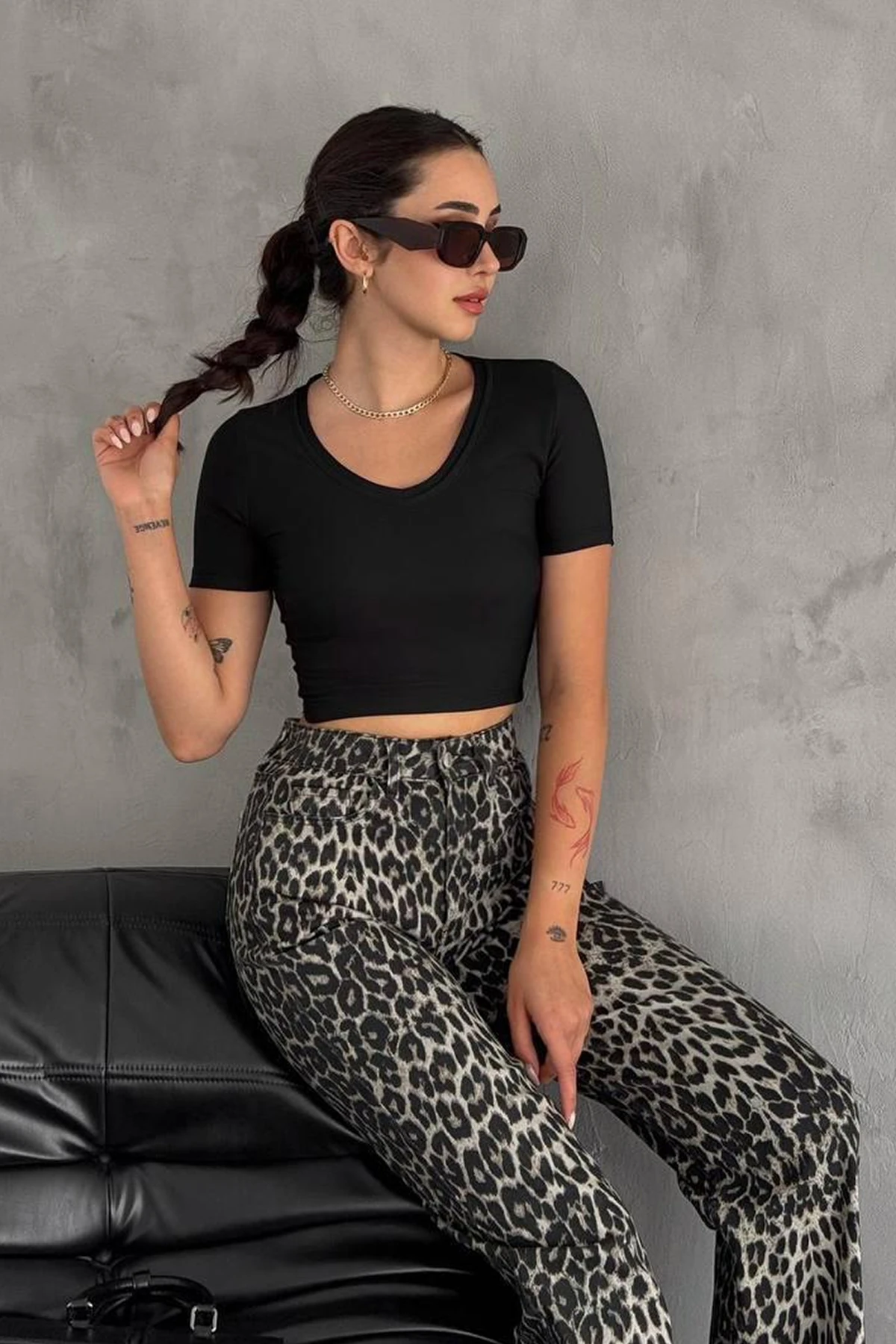 Kadın Geniş Yaka Fit Crop Body – Sade & Güçlü Stil