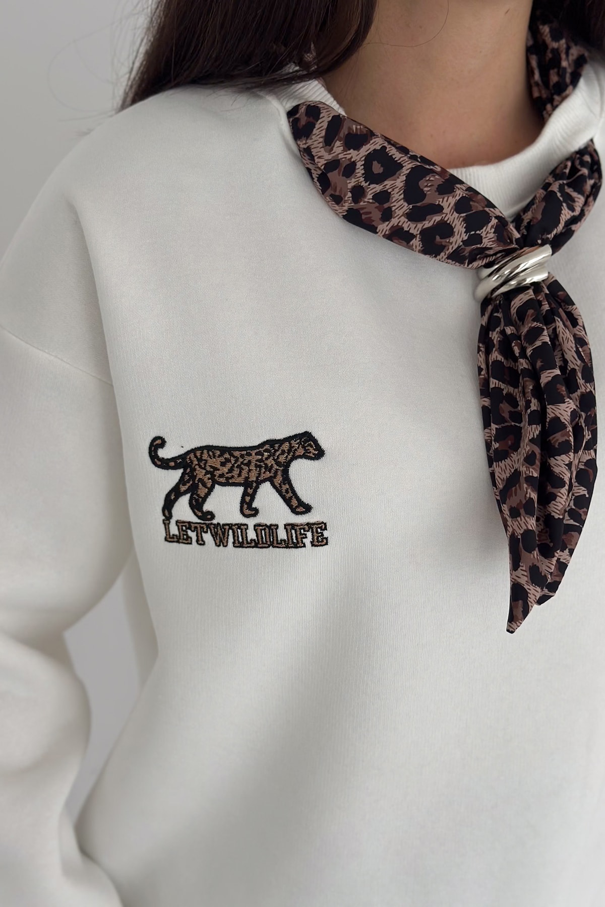 Kadın Nakış Detaylı Sweatshirt – Grafik & Şehirli Stil