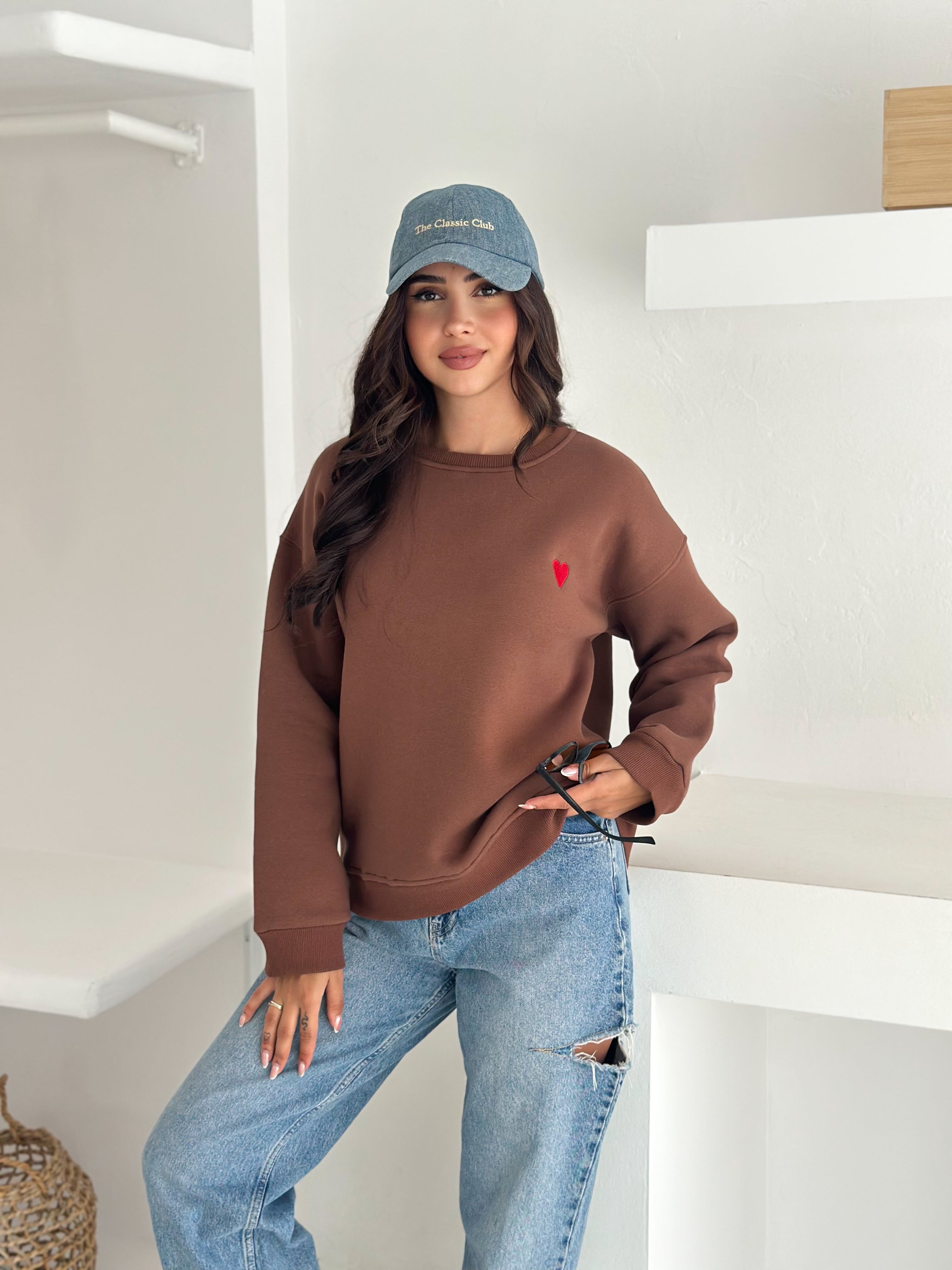 Kadın Kalp Nakışlı Sweatshirt – Sade & Sevgi Dolu Stil
