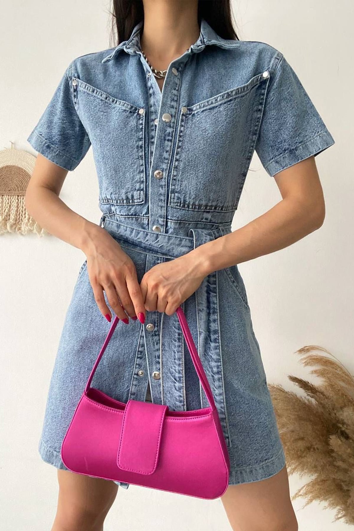 Kadın Kemerli Düğmeli Denim Elbise – Şehirli & Vücuda Oturan Stil