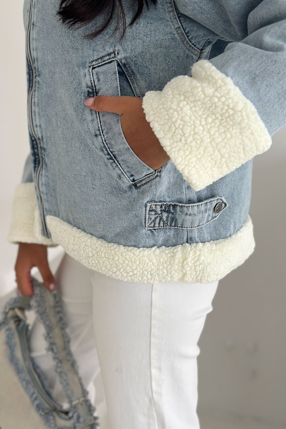 Kadın Peluş Detaylı Jean Ceket – Modern & Rahat