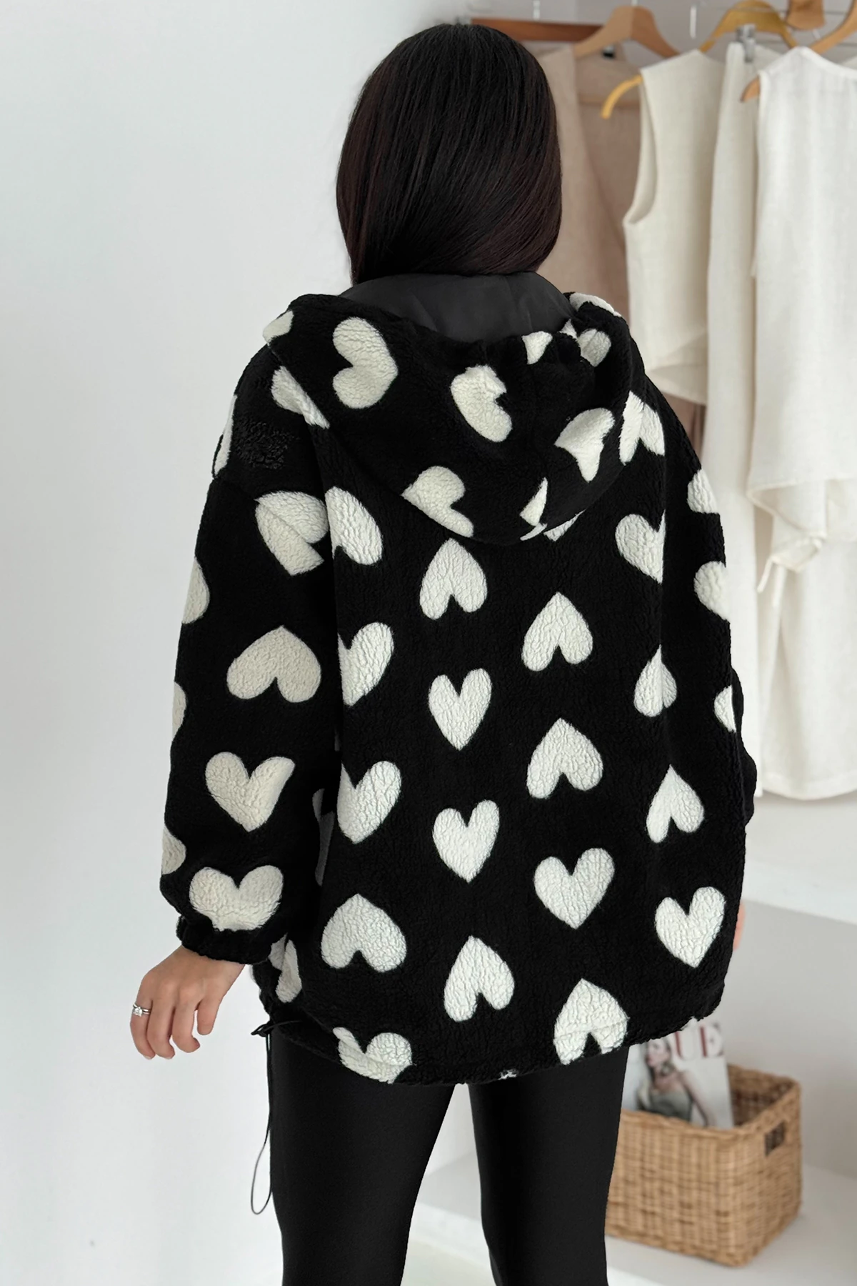 Kadın Oversize Kalp Desenli Polar Mont – Sıcak & İddialı Stil