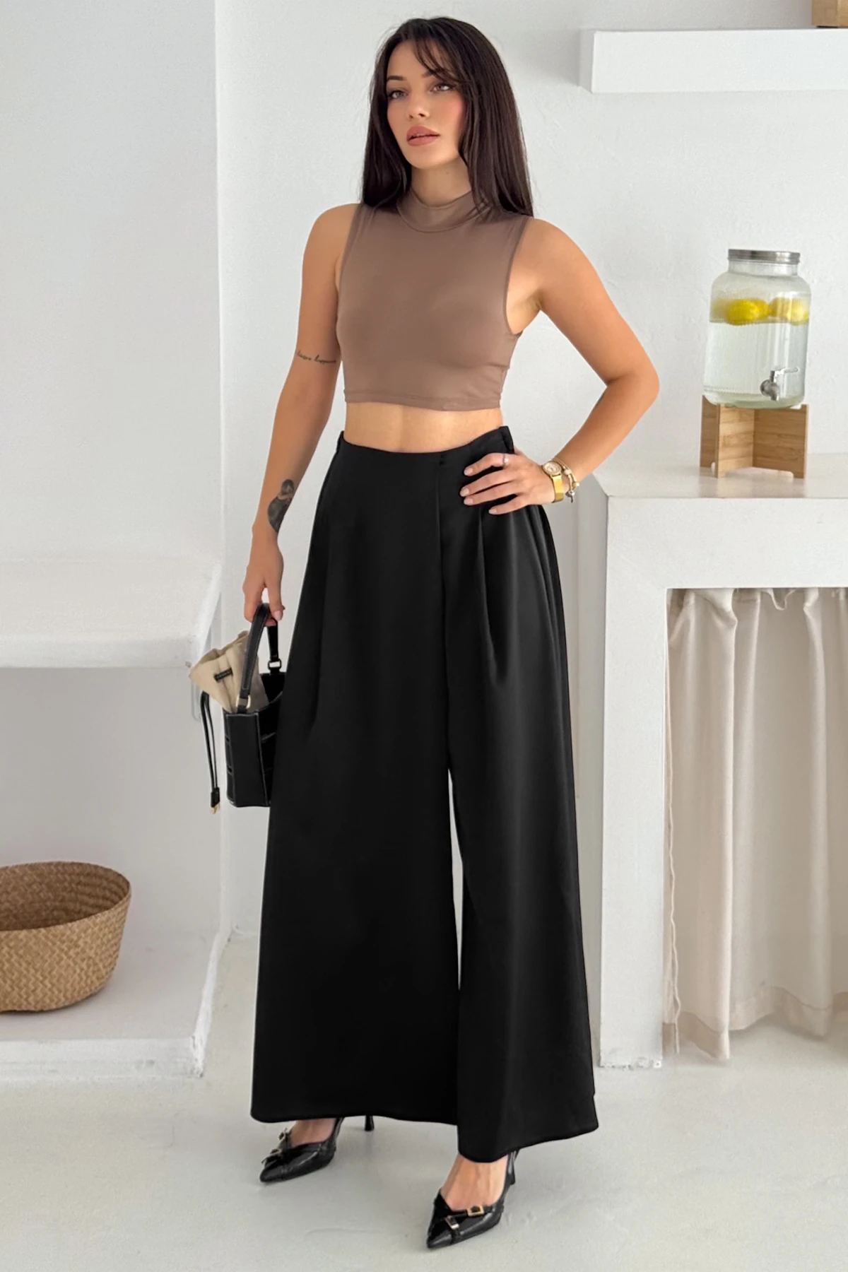 Kadın Pileli Bol Paça Saten Kumaş Pantolon – Güçlü & Zamansız Stil