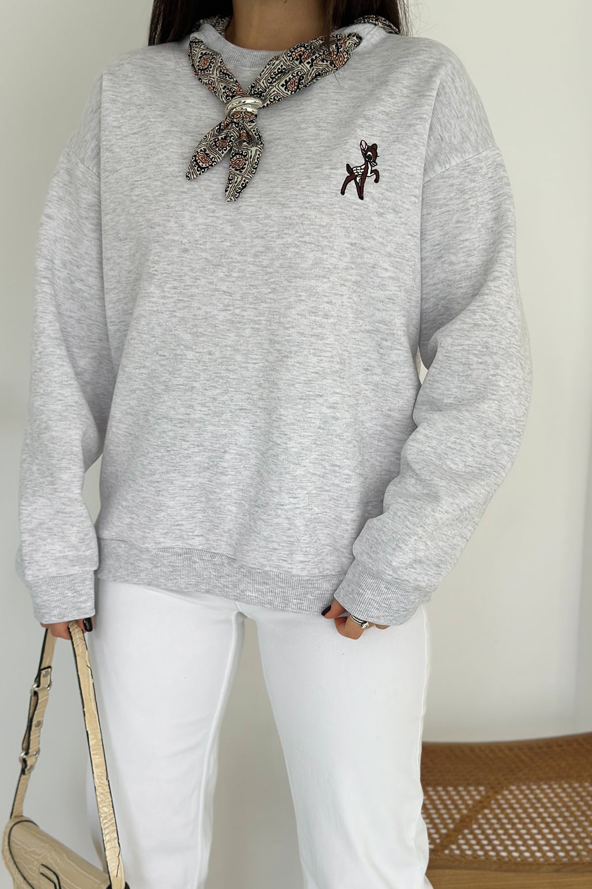 Kadın Dekoratif Yakalı Likralı Sweatshirt – Konforlu & Karakterli Stil