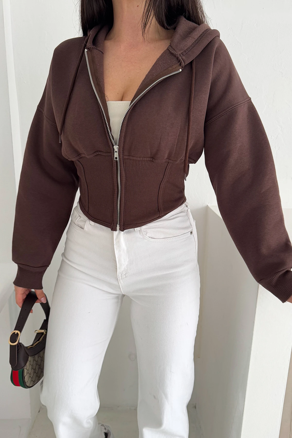 Kadın Siyah Fermuarlı Hoodie – Minimal Sokak Ruhuyla