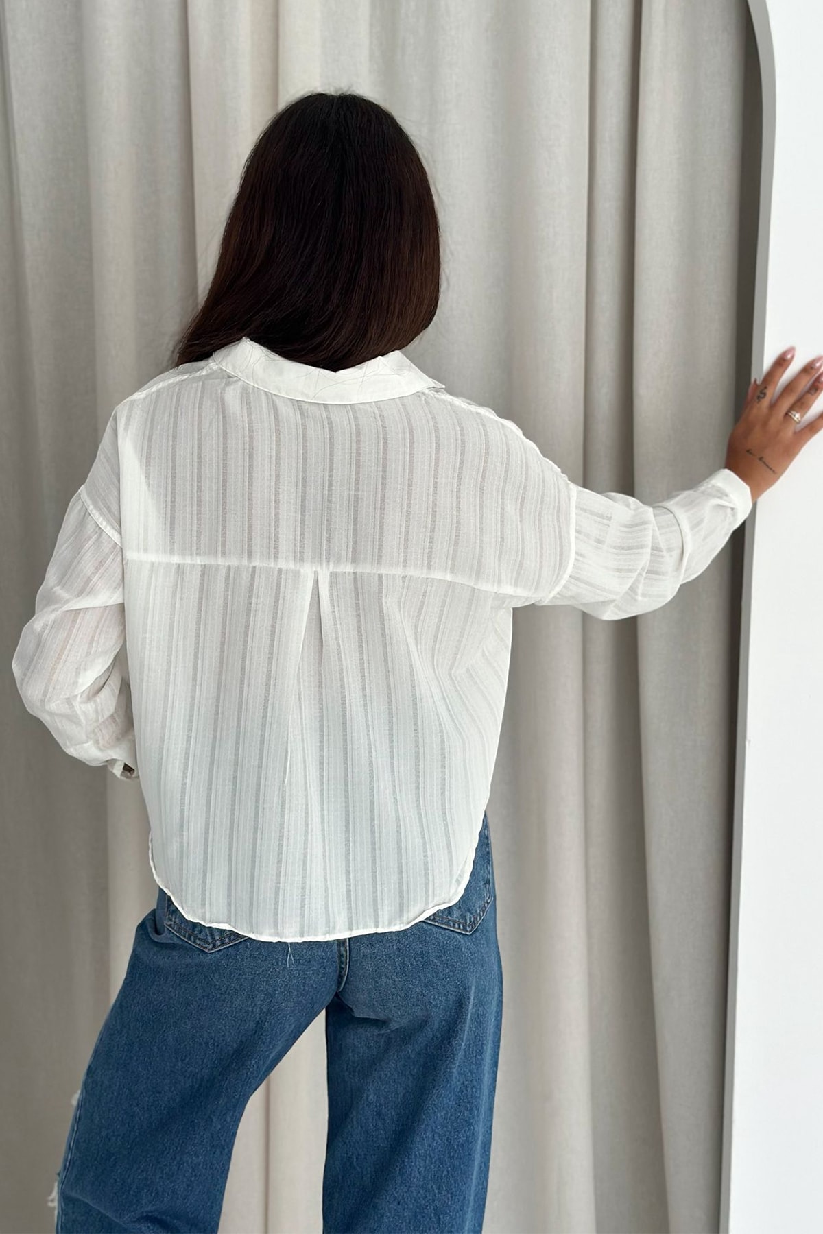 Kadın Beyaz Çizgili Yarı Transparan Gömlek – Hafif & Şehirli Stil
