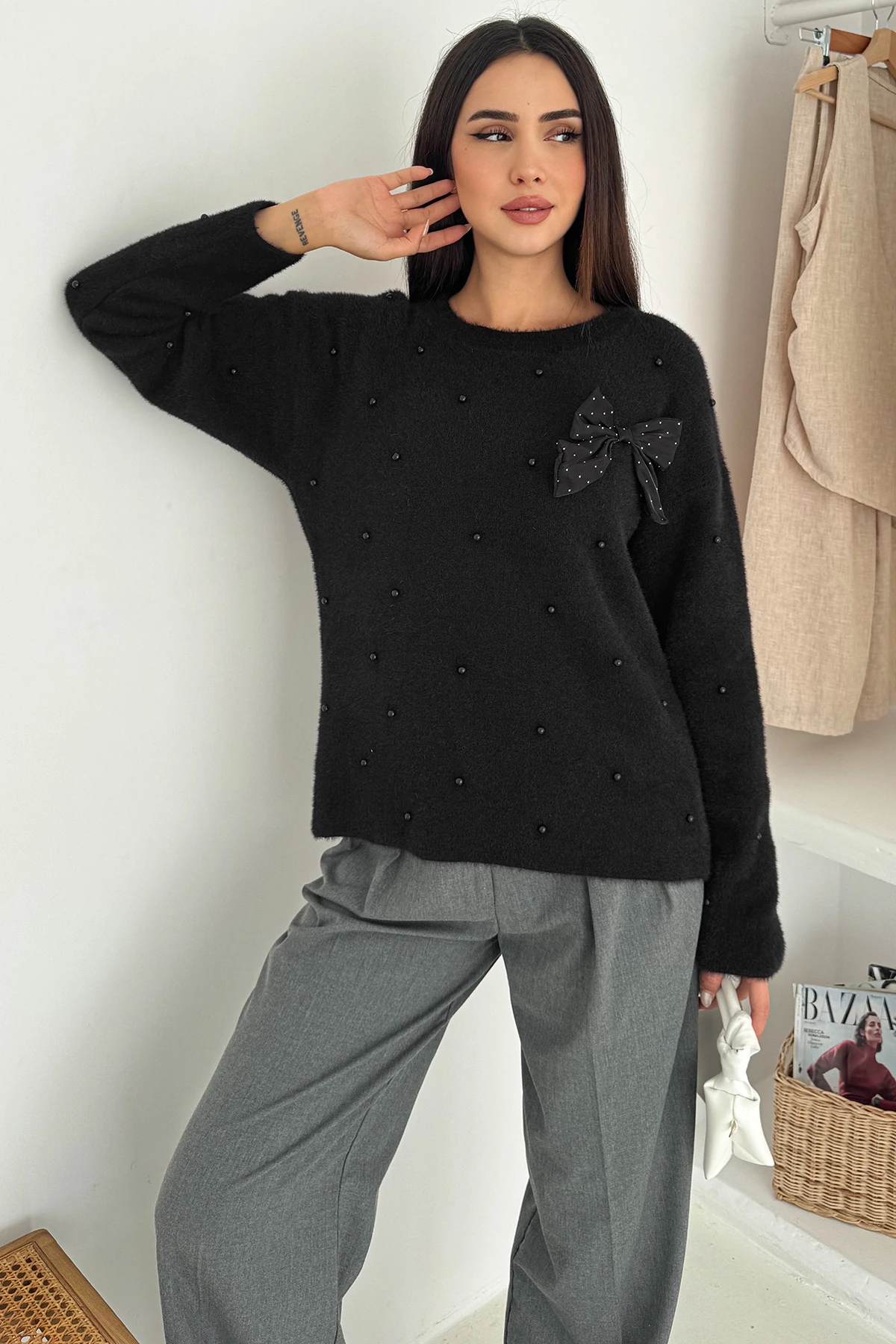 Kadın Boncuk Detaylı Fiyonk Triko Kazak – Zarif & Eğlenceli Stil