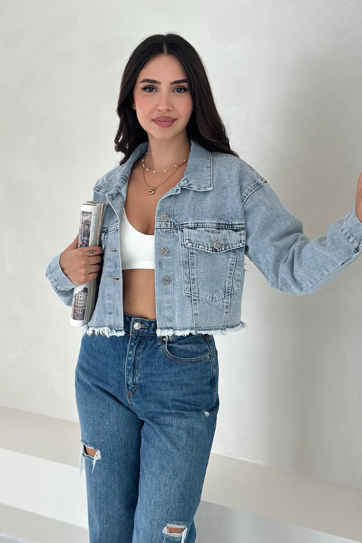 Kadın Siyah Kısa Denim Ceket – Fray Detaylı Sokak Şıklığı
