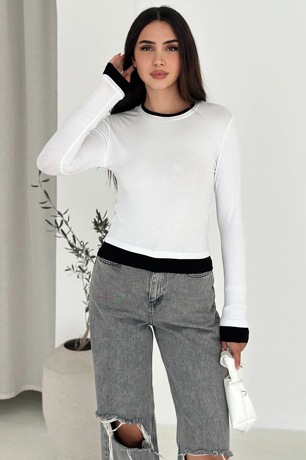 Uzun Kollu Detaylı Bluz – Minimal Şıklık