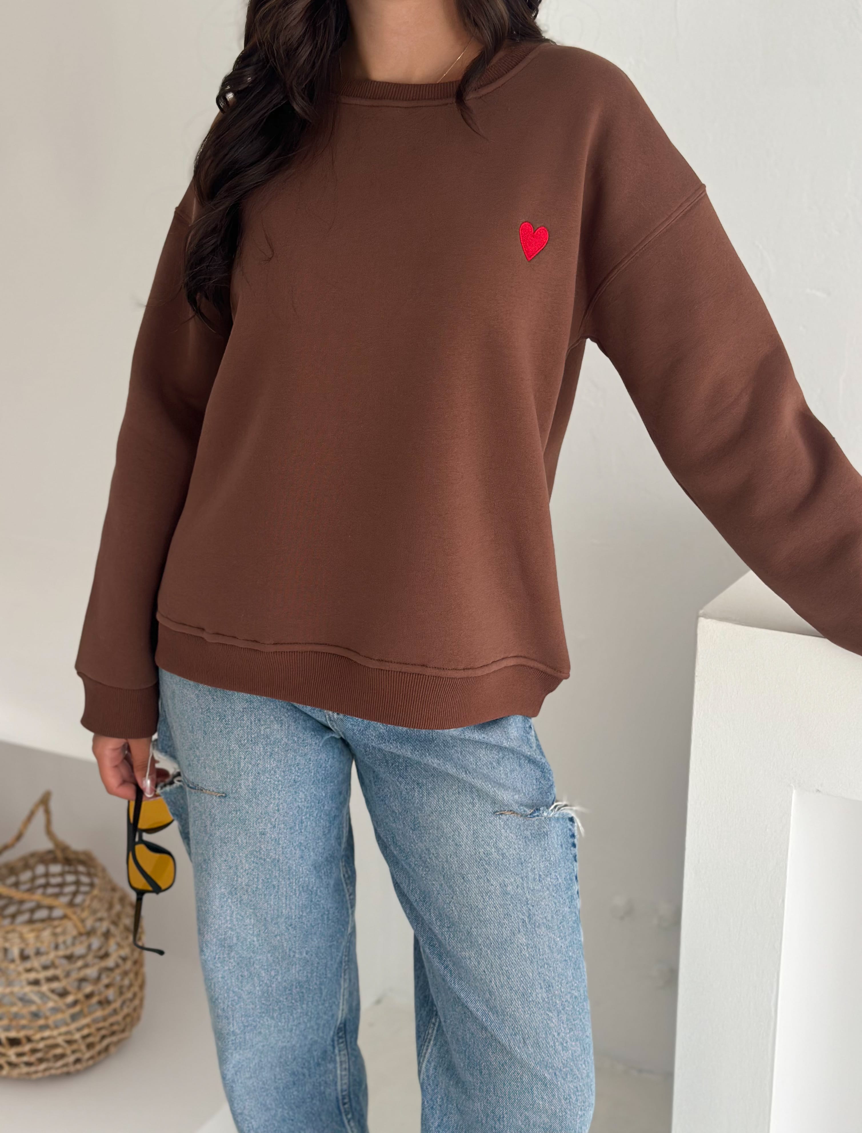 Kadın Kalp Nakışlı Sweatshirt – Sade & Sevgi Dolu Stil